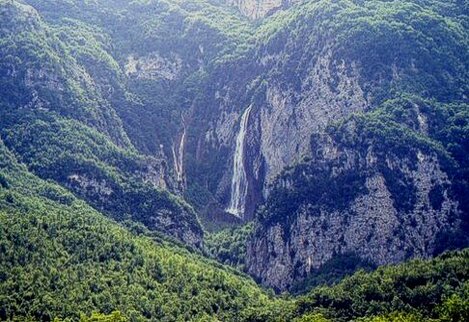 La Riserva Naturale di Zompo Lo Schioppo, situata nella valle Roveto ai piedi dei Monti Cantari, è una delle aree naturali più affascinanti d'Abruzzo. Questa riserva, che si estende su oltre mille ettari, è famosa per la sua spettacolare cascata, che rappresenta una delle meraviglie naturali più imponenti della regione. Il nome della cascata, Zompo lo Schioppo, deriva dal dialetto locale, dove "zompo" significa "salto", un riferimento diretto al poderoso salto d'acqua che si tuffa giù per circa novanta metri di dislivello, creando un'atmosfera straordinaria. Il paesaggio che circonda la cascata è altrettanto incantevole, con boschi di faggi e una vegetazione lussureggiante che arricchisce l'ecosistema di questa riserva. La forza delle acque che scendono dalla montagna, soprattutto nei periodi di disgelo primaverile, crea uno spettacolo visivo straordinario, amplificato dal fragore che riempie l'aria. La vasca naturale che si forma alla base della cascata è un ulteriore elemento che rende questa zona un luogo affascinante da visitare, con la sua bellezza primitiva e la purezza delle acque. La Riserva Naturale di Zompo Lo Schioppo è stata istituita nel 1987, per preservare la biodiversità e la bellezza naturale di quest'area. Il sito è particolarmente ricco di flora e fauna, ospitando numerose specie vegetali e animali che trovano nell'ambiente protetto il loro habitat ideale. Le faggete del Viglio e del Crepacuore, che circondano la cascata, sono il cuore pulsante di questa riserva, contribuendo a creare un ecosistema equilibrato e affascinante per gli escursionisti e gli amanti della natura. Il trekking nella Riserva di Zompo Lo Schioppo offre un'esperienza unica, permettendo ai visitatori di esplorare sentieri immersi nel verde e di godere di panorami mozzafiato. La bellezza di questo luogo si esprime al meglio durante la tarda primavera, quando il disgelo aumenta la portata d'acqua della cascata, dando vita a un evento naturale che cattura l'attenzione di chiunque lo osservi. La riserva è un perfetto esempio di come la natura abruzzese, tra boschi, cascate e montagne, sia capace di offrire emozioni uniche a chi decide di immergersi in essa.