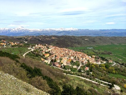 Il mare e la montagna in Abruzzo: Rocca di Cambio, il comune più alto dell’Appennino. Rocca di Cambio, il comune più alto dell’Appennino. Rocca di Cambio è un luogo che incanta per la sua posizione unica, a 1433 metri di altitudine, ed è considerato il comune più alto d’Abruzzo. Situato nel cuore dell'Appennino, questo pittoresco borgo è avvolto dalla maestosità delle montagne e offre uno scenario mozzafiato che cambia con le stagioni. In estate, Rocca di Cambio diventa un punto di partenza ideale per escursioni e trekking, con sentieri che conducono verso le vette più alte della catena del Sirente, come il Monte Cagno, il Monte Ocre e il Monte Rotondo. L’aria fresca e pura di montagna, unita alla tranquillità del paesaggio, lo rende un rifugio perfetto per chi cerca un po’ di pace e bellezza incontaminata. In inverno, il paese si trasforma in un paradiso per gli appassionati di sport invernali. Le piste da sci e le aree dedicate agli sport sulla neve attraggono numerosi turisti, che vengono a godere di giornate all’insegna dell’adrenalina, circondati dalla bellezza delle montagne innevate. Non solo sci, ma anche snowboard, ciaspolate e altre attività invernali rendono Rocca di Cambio un centro dinamico, capace di soddisfare ogni tipo di amante della montagna. La piccola dimensione del borgo non intacca la qualità delle sue strutture, che sono perfette per accogliere chi desidera vivere appieno l’esperienza della montagna. Ma la bellezza di Rocca di Cambio non si limita solo alla natura: fuori dal borgo, in un angolo appartato e ricco di storia, si trova la chiesa di Santa Lucia, un tesoro nascosto che custodisce un affascinante ciclo di affreschi medievali. La chiesa romanica, risalente al Duecento, racconta con i suoi dipinti storie di fede e di vita religiosa, come la Passione, la Resurrezione e l’Assunzione di Maria Vergine. L’affresco dell’Ultima Cena, che occupa l’intera parete centrale, è particolarmente suggestivo, e accoglie il visitatore in un’atmosfera che trasuda spiritualità e bellezza. Le scene che decorano la chiesa, insieme agli episodi della vita di Santa Lucia, conferiscono a questo luogo una dimensione mistica e affascinante. Rocca di Cambio è quindi un perfetto connubio di natura, sport, storia e arte. La sua posizione elevata e il paesaggio che lo circonda lo rendono uno dei luoghi più suggestivi di tutta la regione, mentre la presenza di testimonianze artistiche uniche aggiunge un valore inestimabile a questa località. Sia che si scelga di fare escursioni, di praticare sport invernali o di immergersi nella storia e nell’arte del luogo, Rocca di Cambio sa come incantare chiunque lo visiti, regalando esperienze indimenticabili in ogni stagione dell’anno.