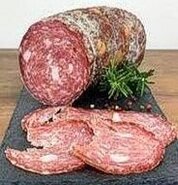 I salumi abruzzesi La lavorazione del maiale, diffusa in ogni parte della regione, porta alla preparazione di ottimi prosciutti e di una larga varietà di insaccati, a iniziare dalle onnipresenti salsicce, con la saporita variante al fegato, spesso conservate sott’olio o sotto strutto. Tra i più tipici si segnalano le saporite mortadelline di Campotosto (dette anche “coglioni di mulo”), le salsicce di Torano, il salsicciotto Frentano, la ventricina morbida da spalmare del Teramano e quella compatta prodotta nel Chietino.