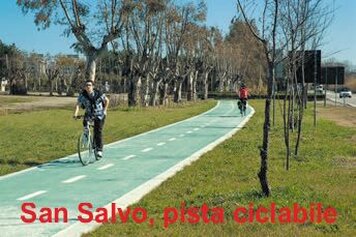 Pedalare lungo la costa abruzzese significa scoprire il volto più luminoso e rilassante della regione, seguendo itinerari che permettono di alternare il piacere della bicicletta alla bellezza del paesaggio marino. La costa offre scenari molto diversi tra loro, dalle ampie spiagge sabbiose alle zone caratterizzate da scogliere e calette, con percorsi che attraversano località balneari, piccoli centri e tratti di territorio ancora fortemente legati alla tradizione. In particolare, la Via Verde della Costa dei Trabocchi rappresenta uno degli itinerari più suggestivi per il cicloturismo abruzzese: il percorso segue il tracciato della storica ferrovia costiera e consente di pedalare con il mare Adriatico come sfondo, passando accanto agli antichi trabocchi, simbolo di questa parte dell’Abruzzo. Il ritmo della bicicletta permette di assaporare lentamente ogni scorcio, fermarsi nei punti panoramici e raggiungere facilmente spiagge e borghi costieri, trasformando una semplice escursione in un’esperienza di viaggio a contatto con il territorio. La bicicletta è inoltre un mezzo ideale per conoscere la costa abruzzese in modo sostenibile, lasciando spazio alla scoperta delle realtà locali e delle eccellenze che caratterizzano il territorio. Lungo il percorso è possibile alternare momenti dedicati allo sport a soste nei borghi marinari, degustazioni di prodotti tipici e pause per ammirare il paesaggio, creando un itinerario capace di unire natura, cultura e gastronomia. Pedalare vicino al mare offre anche la possibilità di vivere il litorale da una prospettiva diversa, lontana dai ritmi del turismo più tradizionale, seguendo un percorso in cui il profumo della vegetazione mediterranea si mescola alla brezza marina e il panorama cambia continuamente. Dalle prime ore del mattino fino al tramonto, la costa abruzzese regala così condizioni ideali per un’esperienza in bicicletta che valorizza il paesaggio e invita a viaggiare lentamente, scoprendo passo dopo passo una delle aree più affascinanti dell’Abruzzo.