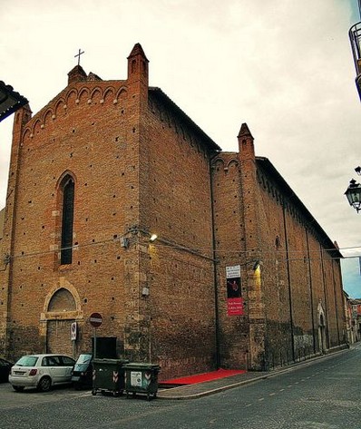 La Chiesa di San Domenico a Teramo (Te) Storia della Chiesa e del Convento di San Domenico in Teramo. Si può dire che le origini della Chiesa e del Convento di S. Domenico in Teramo affondino le loro radici nei primissimi tempi della nascita e dello sviluppo dell'Ordine Domenicano. La data di erezione del Convento di Teramo e le disposizioni per la costruzione della chiesa Conventuale risale, infatti, al 1287 nel contesto di tutta una serie di fondazioni abruzzesi; la costruzione della chiesa iniziò nel 1323 e fu portata a compimento solo nel 1407; elementi strutturali e architettonici, riscontrabili e ben visibili nella parete esterna dell’attuale cappella del Rosario, tra cui due piccole finestre gotiche, inducono a pensare ad una primitiva chiesa, di cui si ignora la denominazione, officiata dai Domenicani fin dal loro ingresso in città, inglobata successivamente nella fabbrica del nuovo tempio costruito in stile gotico. La costruzione del chiostro procedette di pari passo con quella del tempio. Gli affreschi della Chiesa di San Domenico a Teramo posti lungo la pareti interna sinistra della grande navata unica furono affidati al pittore Luca d’Atri, presunto Maestro d’Offida (AP) e alla sua bottega (XIV sec.) e rappresentano Storie della Vita di Cristo; quelli dell’abisde, della controfacciata e di parte della parete sinistra, raffigurano santi cari alla devozione popolare e all’Ordine domenicano, pitture votive e immagini mariane, databili tra il XIV e XV secolo: molto interessanti dal punto di vista iconografico una bellissima Annunciazione, che presenta analogie con gli affreschi più noti della antica chiesa abbaziale di S. Maria in Piano di Loreto Aprutino (PE), una Madonna del Latte con S. Antonio Abate e i SS. Sebastiano e Rocco di Montpellier. All’ambito della pittura tardogotica medio-adriatica appartiene il grande affresco nella parete destra della controfacciata, vicino all’ingresso principale: si tratta di un’iconografia insolita in terra abruzzese perché rappresenta, da un lato, i santi patroni della città di Padova, Giustina, Daniele e Prosdocimo, dall’altro, tre santi non ben identificabili (forse Berardo, patrono di Teramo, Antonio di Padova e Vito). Al centro di questa teoria di santi, posta su un ampio trono della Chiesa di San Domenico a Teramo, che ricorda nel modello quelli di scuola giottesca, è la Madonna col Bambino che accoglie la preghiera del donatore raffigurato in ginocchio ai loro piedi: gli studiosi ritengono si tratti di Conte da Carrara (fine XV- prima metà XVI secolo), signore della città di Padova, che dal Veneto sarebbe sceso in Abruzzo per stanziarsi nei nostri territori; avrebbe ricevuto diverse cariche politiche e militari dai papi e dai sovrani di Napoli e avrebbe governato per un certo periodo le città di Ascoli Piceno e Offida (AP). Questa ipotesi sarebbe avvalorata anche dalla presenza dello stemma dei Carrara ripetuto nei colori delle cornici a scacchi bianchi, rossi e blu che circondano tutto l’affresco suddetto. In Chiesa di San Domenico a Teramo ci sono anche capolavori d’arte poste in due nicchie nel presbiterio, ai lati dell’altare maggiore: la notevole e splendida copia in terracotta policroma della Madonna delle Grazie (XVI sec.) di Giovanni Antonio da Lucoli (AQ), forse donata dai frati Minori Osservanti custodi dell’omonimo santuario cittadino in segno di amicizia coi figli di S. Domenico di Guzman; il bellissimo gruppo in stucco della Famiglia di S. Anna (XVIII sec.) del ticinese Michele Clerici. La cappella della Madonna del Rosario fu stuccata nel 1753 dal marchigiano Gilberto Todini da Monte Giberto (FM), che eseguì pure gli affreschi della volta e dei medaglioni delle pareti (1755). Nel chiostro della Chiesa di San Domenico a Teramo le bifore ai lati dell’ingresso della Sala del Capitolo, vennero chiuse, utilizzando lo spazio ricavatone per far dipingere dal polacco Sebastiano Majewsky le scene della Vita di S. Domenico (prima del 1627), mentre tra il XVI e il XVII secolo fu operato il rafforzamento della struttura claustrale, con la costruzione dei vani sovrastanti e del ballatoio. La nascita del Terz’Ordine domenicano di Teramo risale al XV secolo, quando il cappellano di papa Innocenzo VII, tale Monte di Giovanni da Campli, ne approvò gli statuti di fondazione, il 26 giugno 1405, due anni prima della conclusione dei lavori del tempio monumentale. L’istituzione della Confraternita del Rosario già documentata in S. Domenico dal XVI secolo, presumibilmente in epoca non posteriore a quella di Nocella di Campli (2 marzo 1556), attirò un gran numero di fedeli, specie benestanti o nobili, che disposero larghi lasciti per dotare altari, cappelle e sepolture di famiglia; nel Seicento l’apostolato devozionale in città fu affidato ai gruppi spirituali affiliati a questo pio sodalizio, con una consistenza numerica in continuo aumento. In piena bufera napoleonica (1809) il complesso domenicano fu soppresso e trasformato dapprima in stalla per i cavalli e poi in caserma; fu affidato, nel frattempo, tra le vicissitudini più impensate e calamitose, specialmente nel periodo post-unitario, alle cure e alla manutenzione della Confraternita del Rosario, in custodia concordata dalla Curia vescovile.