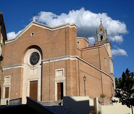 La Chiesa San Falco a Palena (Ch) Il culto di San falco a Palena è una tradizione che affonda le sue radici nei secoli, nato da un miracolo che ha segnato profondamente la storia della comunità. Secondo la leggenda, San Falco intervenne in un momento di grave pericolo per la popolazione di Palena, salvandola da una pestilenza che stava decimando la gente. In segno di gratitudine, la comunità decise di erigere un santuario in suo onore, che da allora è diventato un luogo di devozione e preghiera per tutti coloro che cercano la protezione di San Falco. Il culto è particolarmente vivo durante le celebrazioni liturgiche che si svolgono ogni anno in occasione della festa della Madonna, il 15 agosto, in coincidenza con l'Assunzione di Maria. Questo evento richiama fedeli da tutta la regione, che si uniscono in preghiera, partecipando a messe solenni e processioni che attraversano il paese, portando la statua di San Falco in giro per le vie di Palena. La festa è un momento di grande fervore religioso e di unità per la comunità locale, che celebra la protezione e l'intercessione del Santo. La devozione a San Falco ha un significato speciale per i palenesi, poiché rappresenta un legame profondo con la storia e le tradizioni del paese. Oltre alla festa annuale, il santuario è frequentato quotidianamente da coloro che si recano a pregare, chiedendo protezione e benedizioni. La figura di San falco è venerato non solo per il miracolo che le ha dato fama, ma anche per il suo ruolo di padre e protettore, capace di infondere speranza e conforto nei momenti difficili della vita. La presenza costante del santuario nella vita religiosa di Palena testimonia l'importanza di questo culto per le generazioni che si sono susseguite. Oggi, La Chiesa San Falco continua a essere un luogo di pellegrinaggio per i fedeli, non solo di Palena, ma anche di altri paesi vicini. Il culto è diventato simbolo di speranza e di fede, un richiamo alla bellezza della spiritualità montana che unisce la comunità e i visitatori. La quiete del luogo, immerso nella natura incontaminata della Majella, arricchisce il valore spirituale del santuario, rendendolo un punto di riferimento per chi cerca un contatto profondo con la propria fede, lontano dal caos della vita quotidiana. La Chiesa San Falco si trova a Palena, un piccolo comune in provincia di Chieti, immerso nella splendida natura della Majella. Il santuario è un luogo di grande devozione popolare e spiritualità, con una storia che risale a tempi antichi. La sua fondazione è legata a un evento miracoloso che avrebbe visto la Madonna intervenire per proteggere la popolazione locale durante una calamità naturale. Da quel momento, il santuario divenne un punto di riferimento per i fedeli, che vi si recavano per pregare e chiedere la protezione della Madonna, invocata come santa protettrice del paese. La struttura del santuario è semplice e affascinante, con una chiesa che mantiene l’aspetto tipico degli edifici religiosi montani, rispecchiando la sobrietà e la spiritualità della tradizione francescana. All'interno, si trova una statua della Madonna della Mazza, venerata dai fedeli che giungono al santuario per rendere omaggio alla Vergine. La devozione per la Madonna della Mazza è così forte che il santuario è diventato un centro di preghiera e riflessione, attirando pellegrini da tutta la regione, specialmente nei periodi di festa, come il giorno dedicato alla Madonna, che è celebrato con una messa solenne e una processione. Il culto della Madonna della Mazza ha radici profonde nella storia religiosa di Palena, dove la figura della Madonna è considerata una fonte di speranza e protezione. Ogni anno, in occasione della festa della Madonna, il santuario si anima di fedeli e visitatori che partecipano alle celebrazioni religiose e alle attività liturgiche, tra cui la tradizionale processione che attraversa il paese. Questo culto ha mantenuto la sua forza nel tempo, divenendo un elemento importante della cultura religiosa locale e un momento di unione per la comunità, che trova nella Madonna della Mazza una figura di riferimento spirituale. Oggi, La Chiesa San Falco continua a essere un luogo di pellegrinaggio e preghiera, anche per i turisti che desiderano scoprire la bellezza e la tranquillità di questo angolo della Majella. La sua posizione panoramica, circondata dalla natura incontaminata, contribuisce a rendere l’esperienza spirituale ancora più intensa. Il santuario non è solo un luogo di culto, ma anche un simbolo di fede per la comunità di Palena e per tutti coloro che vi si recano, alla ricerca di un momento di pace interiore, lontano dal caos della vita quotidiana.
