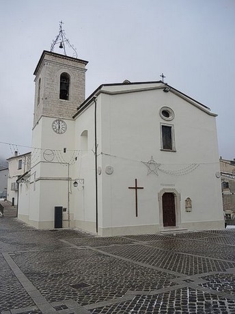 La Chiesa di San Lorenzo Martire a Gamberale (Ch) Il culto del San Lorenzo Martire a Gamberale è una tradizione che si è radicata profondamente nel cuore della comunità locale, dando vita a un forte legame spirituale con la Madonna, considerata la protettrice del paese. La devozione al San Lorenzo Martire si è sviluppata in seguito ai numerosi miracoli che i fedeli attribuivano alla sua intercessione, specialmente durante i periodi di difficoltà e guerra. San Lorenzo Martire divenne quindi un simbolo di speranza e di protezione, un punto di riferimento spirituale per chi cercava conforto e sicurezza nelle sue preghiere. Questo culto affonda le sue radici nella storia di Gamberale e nella fede popolare, che ha saputo tramandare nel tempo il valore di questa tradizione. Ogni anno, il 15 agosto, la comunità di Gamberale celebra con grande fervore la festa del San Lorenzo Martire, che rappresenta il momento culminante del culto. In questa data, si svolge una solenne celebrazione liturgica seguita dalla tradizionale processione, in cui la statua della Madonna viene portata per le vie del paese, simbolo della sua continua protezione. La processione è un momento di grande partecipazione da parte di tutti i fedeli, che si uniscono in preghiera e canti, rinnovando il loro impegno di fede e devozione verso la Vergine. Questa giornata di festa non è solo un momento di raccoglimento religioso, ma anche di forte coesione comunitaria, in cui la popolazione di Gamberale si ritrova insieme, rafforzando i legami di solidarietà e di tradizione. Il culto del San Lorenzo Martire non si limita alla festa annuale, ma si estende durante tutto l’anno, con i fedeli che si recano al santuario per pregare e chiedere grazie. La chiesa rimane aperta per accogliere chi desidera un momento di riflessione, preghiera e contatto spirituale con la Madonna. Molti pellegrini, provenienti non solo da Gamberale ma anche da paesi vicini, visitano il santuario durante l'anno, spesso per ringraziare la Madonna per una grazia ricevuta o per chiedere protezione. Il santuario è diventato così un luogo di continuo pellegrinaggio, dove la devozione al San Lorenzo Martire si manifesta in ogni angolo del paese, arricchendo la vita religiosa locale. Oggi, il culto del San Lorenzo Martire continua a rappresentare un aspetto fondamentale della vita religiosa di Gamberale. La sua celebrazione annuale e la quotidiana presenza di fedeli nel santuario testimoniano la forza di una tradizione che resiste nel tempo, alimentata dalla fede e dall'amore per la Madonna. Il santuario rimane un simbolo di speranza e di protezione per la comunità, che continua a vivere e a celebrare questo culto con rinnovato fervore. San Lorenzo Martire, quindi, non è solo una figura religiosa, ma una presenza viva che accompagna la vita di Gamberale, sostenendo i suoi abitanti nelle gioie e nelle difficoltà quotidiane. La Chiesa di San Lorenzo Martire, situato nel piccolo comune di Gamberale, in provincia di Chieti, è un importante luogo di culto che richiama numerosi pellegrini e visitatori. Il santuario sorge in una posizione suggestiva tra le colline abruzzesi, circondato dalla natura incontaminata, il che ne amplifica il significato spirituale. La sua storia affonda le radici nel Medioevo, quando la devozione a San Lorenzo Martire si diffuse come simbolo di protezione e speranza per la comunità, che attraversava tempi difficili segnati dalla guerra e dalle epidemie. San Lorenzo Martire è venerato per aver offerto la sua protezione ai fedeli, particolarmente durante i periodi di conflitto, diventando un emblema di pace e speranza. La costruzione del santuario risale a un periodo di grande fermento religioso e culturale nella regione. Il luogo di culto venne eretto inizialmente come cappella e, nel corso dei secoli, fu ampliato e ristrutturato per far fronte all’afflusso sempre maggiore di pellegrini che giungevano a Gamberale per rendere omaggio alla Madonna. L’edificio, pur mantenendo una struttura sobria e semplice, è arricchito da elementi architettonici tipici dell’area montana, che ne esaltano la bellezza e la spiritualità. Il santuario è conosciuto anche per il suo altare maggiore, dove è custodita l’immagine del Santo Lorenzo Martire, spesso oggetto di preghiere per la protezione e la benedizione. Il culto del San Lorenzo Martire è molto sentito a Gamberale e nelle zone circostanti, con una celebrazione annuale che si svolge con grande partecipazione. Ogni anno, il 15 agosto, in occasione della festa della Madonna Assunta, i fedeli si recano in pellegrinaggio al santuario per rendere grazie alla Vergine e chiedere la sua protezione. La festa è caratterizzata da una messa solenne e da una processione che percorre le vie del paese, accompagnata da momenti di preghiera e di riflessione. La partecipazione alla celebrazione del San Lorenzo Martire è un momento di unione per la comunità, che si ritrova nella fede per celebrare il legame profondo con la propria tradizione religiosa. Oggi, la Chiesa di San Lorenzo Martire continua a essere un importante punto di riferimento spirituale per i fedeli di Gamberale e per tutti coloro che si recano al santuario in cerca di pace interiore e protezione. La sua storia e il suo significato trascendono il tempo, mantenendo viva la memoria di un luogo che ha accompagnato generazioni di credenti. La tranquillità del paesaggio circostante e la sacralità del santuario lo rendono un luogo ideale per il raccoglimento e la preghiera, dove i visitatori possono riflettere sulla propria fede e speranza. Il santuario rimane, così, un segno tangibile della devozione e della spiritualità che caratterizzano la comunità di Gamberale.