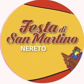 Fiera di San Martino a Nereto (Te) La Fiera di San Martino a Nereto, che si celebra ogni anno l’11 novembre, è una delle manifestazioni più attese della provincia di Teramo. Questa festa affonda le sue radici nella tradizione agricola e religiosa del territorio, con un focus particolare sul vino novello e le castagne, i due prodotti simbolo dell’autunno. La festa non è solo un’occasione di devozione, ma anche un momento di grande socializzazione e convivialità, dove i residenti e i visitatori si uniscono per celebrare la fine della stagione agricola con cibo, bevande e allegria. San Martino, il patrono di Nereto, viene celebrato per il suo gesto di generosità nei confronti di un povero bisognoso a cui donò metà del suo mantello. La figura del santo è legata a valori di carità, protezione e generosità, che si riflettono nei riti religiosi della giornata. La messa in onore di San Martino, accompagnata da una processione, segna l'inizio della fiera, che si anima immediatamente di colori, suoni e odori tipici delle tradizioni locali. Il suo culto è molto sentito dai neretesi, che ogni anno partecipano con devozione ai riti liturgici. Il cuore pulsante della festa, tuttavia, è la gastronomia. Le strade e le piazze di Nereto si riempiono di bancarelle e stand che offrono le specialità della zona, tra cui le famose castagne arrostite e il vino novello. Questi due prodotti, che rappresentano al meglio i frutti della terra in autunno, sono il simbolo della festa. La tradizione vuole che le castagne vengano arrostite su fuochi all’aperto, creando un’atmosfera calda e accogliente, mentre il vino novello, appena prodotto, scorre generosamente per accompagnare ogni piatto. La fiera di San Martino non è solo un evento gastronomico, ma anche un’importante espressione di folklore e cultura popolare. Durante la giornata, si svolgono danze, canti popolari e manifestazioni che coinvolgono tutte le generazioni. Le musiche tradizionali e i balli tipici abruzzesi animano le piazze, mentre i canti allegri e le risate fanno da sottofondo alla festa. La manifestazione, infatti, è anche un'occasione di condivisione e divertimento per le famiglie, i giovani e gli anziani, che si ritrovano insieme per celebrare un'antica tradizione. In definitiva, la Fiera di San Martino a Nereto è un momento di grande rilevanza culturale e sociale, che unisce la spiritualità della ricorrenza religiosa alla gioia di vivere e alla tradizione gastronomica. Ogni anno, il paese si trasforma in un luogo vivace e accogliente, dove il vino, le castagne e il folklore abruzzese sono protagonisti indiscussi. Questa festa, che celebra tanto la storia religiosa quanto le tradizioni locali, è un’occasione imperdibile per chi vuole scoprire le radici autentiche dell’Abruzzo e della Val Vibrata.