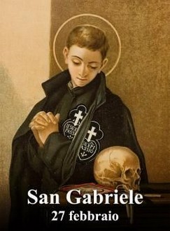 Il culto verso San Gabriele dell’Addolorata è uno dei più sentiti e vivi in Italia, specialmente nella regione Abruzzo, dove il santo è venerato come patrono. La sua figura, caratterizzata da una fede gioiosa e profonda, ha ispirato generazioni di credenti che lo considerano un potente intercessore presso Dio, soprattutto nelle difficoltà e nelle prove della vita. Il santuario a lui dedicato, situato a Isola del Gran Sasso, è il cuore pulsante della devozione a San Gabriele ed è meta di numerosi pellegrinaggi durante tutto l’anno. Tra le manifestazioni più significative del culto vi sono i pellegrinaggi giovanili, che ogni anno radunano migliaia di ragazzi da tutta Italia. San Gabriele è considerato il santo dei giovani, grazie alla sua vita breve ma intensa, vissuta con entusiasmo, fede e amore verso la Madonna Addolorata. Questi incontri rappresentano un’occasione per riflettere sulla propria vocazione e rafforzare il legame con la fede, in un’atmosfera di gioia e condivisione. Il 27 febbraio, giorno della sua festa liturgica, il santuario si riempie di fedeli che accorrono per onorare il santo e chiedere la sua intercessione. Durante la celebrazione, vengono spesso ricordati i numerosi miracoli attribuiti a San Gabriele, tra cui guarigioni inspiegabili e grazie spirituali, segno della sua presenza viva e operante nella vita di chi si affida a lui. La sua figura è anche simbolo di conforto e speranza per i malati e i sofferenti. Il culto si estende ben oltre i confini dell’Abruzzo, raggiungendo credenti in tutto il mondo. Le reliquie di San Gabriele sono custodite con grande venerazione e talvolta portate in processione in diverse città, alimentando la devozione verso di lui. Questo amore universale verso San Gabriele testimonia la forza del suo esempio e la profondità del suo messaggio spirituale, che continua a ispirare chiunque lo incontri attraverso la preghiera e la fede.