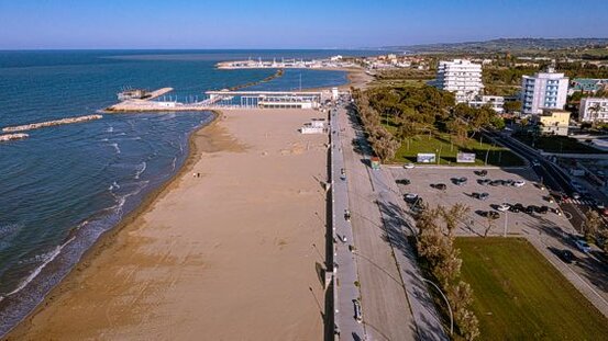 San Salvo è l’ultimo paese della costa abruzzese e si trova al confine con il Molise, in vista della foce del fiume Trigno. Le sue origini sono molto antiche. Fu sicuramente abitato da popoli Italici, come dimostrano le necropoli rinvenute nel suo territorio. In epoca romana fu il fulcro di un grande processo di urbanizzazione che interessò la bassa valle del Trigno. Di recente nel centro storico sono venuti alla luce importanti reperti archeologici che testimoniano l’impianto romano del paese, su cui poi sorse la cittadina medievale. Nel Medioevo fu feudo monastico e sede di un importante monastero benedettino. Negli ultimi anni, da zona prevalentemente agricola, si è trasformata in zona industriale, con importanti insediamenti. Per toccare con mano le antiche origini di questa cittadina della costa abruzzese, potrete visitare il Parco Archeologico del Quadrilatero che offre reperti risalenti a 3000 anni fa, e il Museo Porta della Terra. Una tappa di interesse religioso potrebbe essere, invece, la Chiesa di San Giuseppe, che accoglie le reliquie di San Vitale, patrono della città, celebrato il 27 e il 28 aprile nella tradizionale Festa delle Some. In occasione di questi festeggiamenti potrete assaggiare alcuni piatti tipici della tradizione di San Salvo, nati proprio in questa occasione come rituali di convivialità e devozione al Santo patrono: le sagne fatte con farina portata nelle tradizionali "some", la tradizionale pipizzera, composta da diverse pagnottelle di pane azzimo attaccate ad un'asta decorata con nastri e carta colorata e per dolce i taralli di S. Vitale. La Marina di San Salvo, con il suo Porto Turistico “Le Marinelle”, offre una perfetta occasione per una piacevole passeggiata in cui poter godere del mare, del sole e delle ampie spiagge dalla sabbia sottile. 