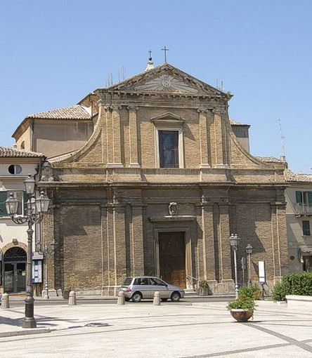 Il culto della Chiesa di San Francesco a Vasto è profondamente radicato nella tradizione religiosa della città. Fin dalla sua fondazione nel XIII secolo, la chiesa ha rappresentato un luogo di preghiera e riflessione per la comunità francescana e per i fedeli vastesi. La figura di San Francesco, il santo che ha ispirato la costruzione di questa chiesa, è stata venerata per il suo amore per la povertà, la pace e la natura, principi che hanno segnato anche la spiritualità dei confratelli che hanno vissuto nel convento adiacente. La devozione a San Francesco ha avuto una forte influenza nella vita quotidiana dei cittadini, che spesso si rifugiavano nella preghiera e nella meditazione all'interno di questa chiesa. Ogni anno, la Chiesa di San Francesco ospita numerose celebrazioni liturgiche dedicate al santo patrono dell'Ordine, che richiamano una grande partecipazione di fedeli. La festa di San Francesco, celebrata il 4 ottobre, è un momento di particolare solennità, con processioni e funzioni religiose che rinnovano la devozione popolare. Durante questa ricorrenza, i fedeli si riuniscono per pregare insieme e rendere omaggio a San Francesco, chiedendo la sua intercessione per le difficoltà personali e collettive. La festa, oltre ad avere un'importante valenza religiosa, è anche un momento di coesione per la comunità di Vasto. La chiesa non è solo un luogo di celebrazione, ma anche un rifugio per coloro che cercano pace e tranquillità. Il culto di San Francesco nella città ha da sempre rappresentato un'opportunità di connessione spirituale profonda, attraverso la meditazione e la riflessione sul messaggio di povertà e carità che il santo ha lasciato come eredità. La spiritualità francescana che permea la chiesa continua a vivere nelle preghiere dei fedeli, che vi si recano non solo per partecipare alle messe, ma anche per cercare conforto e forza nel dialogo con Dio. Oltre alla sua funzione di chiesa parrocchiale, la Chiesa di San Francesco a Vasto è anche un punto di riferimento per i pellegrini che vi giungono per chiedere grazie o compiere atti di devozione. La sua lunga storia di culto e la presenza costante di frati francescani hanno fatto sì che la chiesa diventasse un centro di spiritualità vivace e accogliente, dove ogni fedele può sentirsi parte di una tradizione che affonda le radici in secoli di fede e testimonianza.