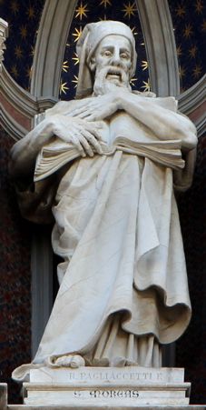 Raffaello Pagliaccetti, nato il 31 ottobre 1839 a Giulianova, è stato uno degli scultori più illustri dell'Ottocento italiano. Sin dalla giovane età, ha mostrato un talento straordinario per l'arte, iniziando a studiare e perfezionare le sue abilità artistiche grazie al sostegno di figure di spicco come il pittore Flaviano Bucci. La sua carriera è stata caratterizzata da una continua ricerca della perfezione, che lo ha portato a frequentare le più prestigiose accademie d'arte, come l'Accademia di Roma e quella di San Luca. La sua formazione in questi ambienti gli ha permesso di consolidare la sua tecnica e di sviluppare un particolare interesse per la scultura di stile classico. Pagliaccetti è noto per il suo contributo al movimento verista toscano, e ha saputo tradurre il proprio amore per l'arte classica in una serie di opere che si distinguono per il loro realismo e la grande abilità tecnica. Tra i suoi primi successi si ricorda la vittoria al concorso scolastico dell'Accademia di Roma con la riproduzione dell'Apollino Medici, un'opera che segna il suo passaggio a una fase di maggiore maturità artistica. La sua carriera si sviluppò ulteriormente con numerose esposizioni, tra cui quella di Firenze, dove divenne noto per il busto di Melchiorre Delfico e la statua dedicata a Galileo Galilei. Nel corso della sua carriera, Pagliaccetti raggiunse una grande fama, che lo portò a eseguire opere di grande rilievo anche al di fuori dell'Italia. La sua partecipazione all'Esposizione Universale di Parigi gli valse una medaglia d'oro e un riconoscimento da parte della critica. Questo successo lo consolidò come uno degli scultori più rispettati del suo tempo. Tra i suoi lavori più noti vi sono anche le statue di Giuseppe Garibaldi e di Rossini, che testimoniano il suo impegno nel celebrare le figure storiche italiane attraverso la scultura. Il suo talento e la sua capacità di catturare la realtà nelle sue opere furono riconosciuti anche dalla monarchia italiana, che lo onorò con il titolo di Cavaliere di Gran Croce dell'Ordine Mauriziano. La sua fama si estese anche a livello internazionale, con numerosi riconoscimenti in Europa e negli Stati Uniti. A Firenze, nel suo studio in via Leonardo da Vinci, continuò a produrre sculture di grande valore, tra cui il busto del Maresciallo Moltke, e una serie di opere che lo resero famoso anche per la sua abilità nell'utilizzare il marmo e la creta. Il suo lavoro si estendeva anche alla realizzazione di monumenti funerari, come il cenotafio per l'archeologo Angelo Cosimo de' Bartolomei, e alla creazione di sculture commemorative in vari luoghi d'Italia. Raffaello Pagliaccetti morì a Giulianova nel 1900, lasciando un'eredità che ha attraversato secoli. Il suo impegno artistico non solo ha portato lustro all'Abruzzo, ma ha anche contribuito a definire l'identità culturale dell'Italia dell'Ottocento. Le sue opere sono tuttora custodite in musei e gallerie, testimoniando l'abilità di un artista che ha saputo unire la tradizione classica con la sensibilità del suo tempo.