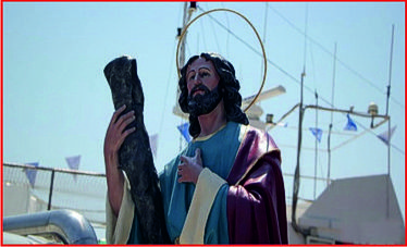 La festa in onore di Sant’Andrea rappresenta uno degli appuntamenti religiosi e popolari più sentiti in diversi centri della provincia di Pescara, unendo devozione, tradizione e identità comunitaria. Questa celebrazione affonda le sue radici nella storia locale e si svolge generalmente tra riti liturgici solenni e momenti di partecipazione collettiva che coinvolgono l’intero paese. Le giornate dedicate al santo sono scandite da celebrazioni religiose, messe solenni e processioni suggestive, durante le quali la statua di Sant’Andrea viene portata in corteo per le vie del centro, accompagnata da fedeli, confraternite e simboli tradizionali. L’atmosfera che si respira è intensa e carica di significato, testimoniando un legame profondo tra la figura del santo e la vita spirituale della comunità locale. Accanto agli aspetti religiosi, la festa di Sant’Andrea è anche un’importante occasione di socialità e condivisione, durante la quale le tradizioni popolari della provincia di Pescara trovano piena espressione. Le strade e le piazze si animano con musica, eventi culturali e iniziative che richiamano residenti e visitatori, creando un clima di festa autentica e partecipata. Non mancano i richiami alla cucina tradizionale, con piatti tipici legati alla ricorrenza e alle stagioni, preparati secondo antiche usanze tramandate nel tempo. In questo intreccio di fede, cultura e convivialità, la festa in onore di Sant’Andrea continua a rappresentare un momento fondamentale per la memoria collettiva e l’identità culturale dei paesi della provincia di Pescara, mantenendo viva una tradizione che unisce passato e presente.