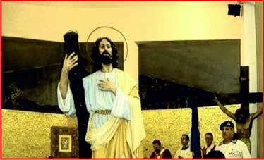 La Festa di Sant’Andrea rappresenta una delle celebrazioni religiose e popolari più importanti della città di Pescara e costituisce un simbolo profondo della cultura marinara abruzzese. Dedicata a Sant’Andrea Apostolo, patrono dei pescatori, la festa nasce dal forte legame storico tra la comunità pescarese e il mare, elemento che per secoli ha rappresentato fonte di sostentamento, identità e tradizione. Ogni anno la manifestazione richiama migliaia di fedeli, cittadini e visitatori che partecipano ai riti religiosi e agli eventi popolari organizzati lungo la costa e nel centro cittadino. Il momento più suggestivo è la tradizionale processione in mare durante la quale la statua del santo viene trasportata su un’imbarcazione seguita da numerosi pescherecci decorati con bandiere e luminarie, creando uno spettacolo particolarmente emozionante sul litorale adriatico. Questo rito rappresenta un gesto di protezione e benedizione rivolto ai lavoratori del mare e conserva ancora oggi un forte valore simbolico per tutta la comunità locale. Accanto agli aspetti religiosi, la Festa di Sant’Andrea anima Pescara con un ricco programma di eventi popolari, spettacoli musicali, iniziative culturali e momenti dedicati alla tradizione gastronomica marinara. Le strade del quartiere storico del porto si riempiono di bancarelle, luminarie e profumi legati ai piatti tipici della cucina adriatica, trasformando la celebrazione in una grande occasione di incontro e partecipazione collettiva. La festa rappresenta inoltre un importante momento di valorizzazione delle tradizioni locali, mantenendo vivo il rapporto tra la città e la sua antica vocazione peschereccia. Nel corso degli anni questa storica ricorrenza è diventata uno degli appuntamenti più sentiti dell’estate abruzzese, capace di unire spiritualità, folklore e cultura popolare in una manifestazione che continua a tramandare la memoria storica e l’identità marinara della costa pescarese.