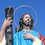 Nel cuore della tradizione marinara di Pescara, il culto di Sant'Andrea Apostolo rappresenta uno degli appuntamenti religiosi e popolari più sentiti dalla comunità locale, in particolare tra i pescatori e le loro famiglie. La celebrazione si svolge ogni anno alla fine di giugno, quando il legame profondo tra la città e il mare viene rinnovato attraverso una serie di momenti solenni e partecipati. La giornata è segnata dalla messa dedicata al santo, considerato protettore dei marinai, seguita da una suggestiva processione che attraversa le vie cittadine fino al porto, dove la statua viene accolta tra preghiere, canti e la partecipazione commossa della popolazione. L’atmosfera è intensa e carica di spiritualità, con il mare che diventa protagonista simbolico della vita e del destino della comunità pescarese. Il momento più emozionante del rito avviene quando la processione si sposta in mare, con le imbarcazioni dei pescatori che accompagnano la statua del santo in una navigazione collettiva che rappresenta una vera e propria benedizione delle acque e del lavoro marittimo. Le barche addobbate, i fiori lanciati in acqua e le sirene delle imbarcazioni creano uno scenario suggestivo che unisce fede, tradizione e identità culturale. La serata si conclude spesso con spettacoli pirotecnici che illuminano il litorale, riflettendosi sulle onde e suggellando simbolicamente il legame indissolubile tra la città di Pescara e il suo santo protettore. Questo rito, tramandato nel tempo, continua a rappresentare un momento fondamentale di aggregazione e memoria collettiva per l’intera comunità marinara.
