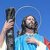 Il rito in onore di Sant’Andrea a Pescara. Nel cuore della tradizione marinara di Pescara, il culto di Sant'Andrea Apostolo rappresenta uno degli appuntamenti religiosi e popolari più sentiti dalla comunità locale, in particolare tra i pescatori e le loro famiglie. La celebrazione si svolge ogni anno alla fine di giugno, quando il legame profondo tra la città e il mare viene rinnovato attraverso una serie di momenti solenni e partecipati. La giornata è segnata dalla messa dedicata al santo, considerato protettore dei marinai, seguita da una suggestiva processione che attraversa le vie cittadine fino al porto, dove la statua viene accolta tra preghiere, canti e la partecipazione commossa della popolazione. L’atmosfera è intensa e carica di spiritualità, con il mare che diventa protagonista simbolico della vita e del destino della comunità pescarese. Il momento più emozionante del rito avviene quando la processione si sposta in mare, con le imbarcazioni dei pescatori che accompagnano la statua del santo in una navigazione collettiva che rappresenta una vera e propria benedizione delle acque e del lavoro marittimo. Le barche addobbate, i fiori lanciati in acqua e le sirene delle imbarcazioni creano uno scenario suggestivo che unisce fede, tradizione e identità culturale. La serata si conclude spesso con spettacoli pirotecnici che illuminano il litorale, riflettendosi sulle onde e suggellando simbolicamente il legame indissolubile tra la città di Pescara e il suo santo protettore. Questo rito, tramandato nel tempo, continua a rappresentare un momento fondamentale di aggregazione e memoria collettiva per l’intera comunità marinara.