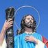 L'Anima del Pescarese: Riti Pastorali e Devozione Popolare nella Provincia di Pescara. La provincia di Pescara custodisce un patrimonio folcloristico di straordinaria intensità, capace di legare indissolubilmente lo sviluppo moderno della costa con le tradizioni arcaiche delle colline e delle montagne dell'entroterra vestino. L'evento più spettacolare e atteso dal punto di vista identitario e religioso è senza dubbio la Festa di Sant'Andrea a Pescara, che l'ultima domenica di luglio raduna decine di migliaia di persone per la suggestiva processione in mare, dove la statua del santo protettore dei pescatori viene imbarcata su una flottiglia di pescherecci che lancia una corona d'alloro in acqua per ricordare i caduti del mare, il tutto coronato da spettacolari fuochi d'artificio sul molo. Spostandosi verso le aree interne della Majella, a Manoppello, la devozione si fa mistica intorno al Volto Santo, celebrato con solenni processioni a maggio e ad agosto che richiamano pellegrini da tutto il mondo in un clima di profonda spiritualità collettiva. Altrettanto affascinante è il connubio tra sacro e profano che si respira a Loreto Aprutino in primavera con la secolare Festa di San Zopito, durante la quale un bue solennemente bardato e cavalcato da un bambino vestito da angelo attraversa le vie del paese fino a entrare in chiesa per inginocchiarsi davanti alle reliquie del Santo, un rito propiziatorio legato alla fertilità dei campi e all'abbondanza dei raccolti che affonda le sue radici nell'antica cultura pagana. Accanto alle grandi celebrazioni religiose, il folklore della provincia pescarese vive nelle rievocazioni storiche e nelle antiche usanze agro-pastorali che continuano a scandire i ritmi delle comunità locali, celebrando l'orgoglio delle proprie origini. A Penne, antica capitale dei Vestini, il Venerdì Santo si anima con una delle processioni più suggestive della regione, caratterizzata dalla presenza del "Copertone", un monumentale drappo ricamato in oro e argento che sfila tra i vicoli medievali del borgo in un silenzio carico di emozione. Durante i mesi estivi, i borghi collinari della Val Pescara e dell'area di Città Sant'Angelo si trasformano in palcoscenici viventi dove la cultura contadina incontra la ricchissima tradizione enogastronomica locale, celebrata attraverso canti popolari al suono del ddu' botte, la tipica fisarmonica abruzzese. Il cibo diventa così l'elemento centrale del folklore pescarese, trovando la sua massima espressione nella produzione dell'olio d'oliva DOP aprutino-pescarese, nel vino Montepulciano e nella preparazione degli arrosticini e del tipico dolce "Parrozzo", esaltato persino da Gabriele D'Annunzio. Questo connubio tra memoria storica, folklore rurale e calorosa ospitalità permette alla provincia di Pescara di offrire un racconto autentico dell'Abruzzo profondo, affascinando i moderni viaggiatori digitali alla ricerca di esperienze radicate nel territorio.