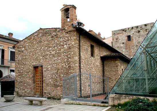 La chiesa di Sant’Anna (ora Chiesa di Sant'Anna dei Pompetti), costruita su una domus romana (c.d. domus in Largo Torre Bruciata), rispetto ai resti della cattedrale di Sancta Maria Aprutiensis (debitamente custoditi in un sito archeologico e valorizzati con un progetto di virtualità), costituiva il nartece o porticato d’ingresso dell’antica chiesa. A conferma di ciò è presente, nel sottoarco dell’ingresso mediano, un affresco del XII secolo raffigurante due angeli in volo, nell’atto di reggere un clipeo contenete la mano benedicente di Dio. Dell’edificio antico, presso la chiesa di Sant’Anna, attualmente rimane un vano articolato in tre campate, di cui quello centrale coperto con volta a laterizi rafforzata da costoloni poggianti su pilastri formati da colonne e semicolonne. Sul lato occidentale di tale vano è presente un triforio con coppia di colonne antiche di marmo con i relativi capitelli corinzi, dietro al quale è oggi presente un altarino. Sul muro, alle spalle del triforio, sono presenti alcuni frammenti decorativi pertinenti all’antica cattedrale (mensole, cornici, ecc…). Sulla parete di fondo è presente un affresco della seconda metà del Quattrocento raffigurante la Madonna allattante, opera di Giacomo da Campli, successivamente affiancata dalle Sante Apollonia e Lucia. Chiesa di Sant'Anna dei Pompetti. Sorge in Via Antica Cattedrale, nel cuore del centro storico di Teramo. L’edificio è addossato al bastione della Torre Bruciata, molto vicino alla Chiesa di Santa Caterina: in antico entrambe le chiese facevano parte del complesso dell'antica cattedrale di Santa Maria Aprutiensis. La prima costruzione elevata sull'area del sito dell'attuale Sant’Anna, fu una domus romana. Nel periodo bizantino, sui ruderi di questa domus fu eretta la prima chiesa, la Cattedrale di Sancta Maria Aprutiensis, che fu completamente distrutta nel 1155 dalle orde normanne di Roberto di Bassavilla, Conte di Loretello: secondo la tradizione, rimasero in piedi solo le due Cappelle ove era custodito il corpo del Vescovo aprutino San Berardo di Pagliara (1116-1122). La chiesa, così ridotta di dimensioni, fu dedicata a San Getulio, mentre la nuova Cattedrale fu edificata poco distante e in essa, nel 1175, fu trasportato il corpo di San Berardo. L'incendio del 1155 e il successivo reimpiego del materiale della vecchia cattedrale non permettono di intravedere quali fossero le caratteristiche architettoniche dello stabile. Nel Quattrocento furono realizzati la volta a crociera della campata sinistra e l’affresco dietro l’Altare ligneo (altare oggi scomparso), e nel Cinquecento fu posto in opera un nuovo ammattonato, poi demolito dal Savini nel corso dell’Ottocento per riportare la chiesa al livello originario. Nel 1764 la famiglia teramana dei Pompetti lega il suo nome all’ultimo titolo dell’antica Cattedrale, facendo restaurare la Sacrestia. L'attuale Chiesa di Sant'Anna dei Pompetti, più piccola della precedente, è costruita in pietra e laterizi. La facciata, assai semplice, è aperta da un ingresso ed è completata da un campanile a vela che si alza sulla destra. L'interno della Chiesa di Sant'Anna dei Pompetti è formato da un'unica aula. Una porzione della pavimentazione è stata rimossa per collocarvi delle lastre di vetro trasparente per rendere fruibile il sottostante mosaico del pavimento romano di epoca repubblicana. L'aula ha mura con pietre e mattoni a vista, con le campate quadrangolari poggianti su semicolonne addossate ai pilastri. La prima campata ha la copertura a tetto, la mediana in laterizio, la campata che sovrasta l'altare ha le volte a crociera in mattoni. A destra della campata mediana vi è una nicchia sul triforio dell'antica cattedrale di epoca bizantina, che accoglie due colonne di marmo cipollino, sovrastate da capitelli corinzi che, forse, provengono dalla sottostante domus. Tra le pitture conservate, una Maestà tra due sante di Giacomo da Campli, attivo nel Piceno teramano e ascolano nella seconda metà del Quattrocento. Dietro l'altare, infine, si possono ammirare degli affreschi (XIV-XV secolo) con l'immagine della Madonna al centro. Chiesa Di Sant'Anna Dei Pompetti: L'antica Cattedrale di Teramo, l'attuale Sant'Anna dei Pompetti, fu probabilmente eretta nel periodo bizantino (VI secolo) sui ruderi di una "domus" privata romana. La chiesa attuale ha modeste dimensioni, è interamente costruita in pietra e laterizi, la facciata è aperta dal modesto ingresso e si completa con il campanile a vela. All'interno dell'aula sono presenti brani di affreschi databili intorno al XII-XIV secolo e la statua che ritrae Sant'Anna con la Madonna Bambina. La chiesa di Sant'Anna dei Pompetti o dè Pompetti si trova nella città di Teramo. La piccola chiesa in cotto è ciò che resta della parte iniziale, forse un atrio, dell'antica cattedrale di Santa Maria Aprutiensis, fondata nel VI secolo su preesistenze romane, ricostruita nel XII secolo e quasi atterrata nel 1155 da Roberto di Loretello. L'esterno rivela sul fianco ampie arcate tamponate, mentre l'interno, fortemente ribassato rispetto al piano stradale, è scandito da bassi pilastri che reggono volte a crociera sempre in mattoni. Tra le pitture conservate, una Maestà tra due sante di Giacomo da Campli, attivo nel Piceno teramano e ascolano nella seconda metà del Quattrocento.