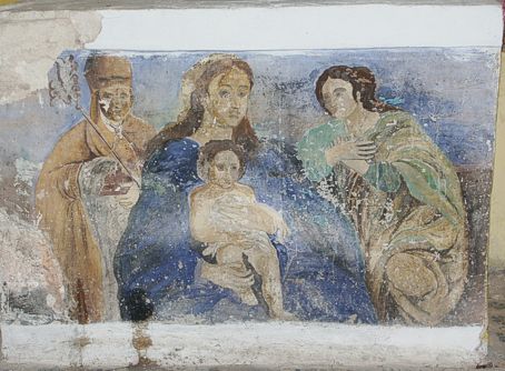 La festa di Santa Colomba a Isola del Gran Sasso d’Italia, in provincia di Teramo, è una delle celebrazioni più sentite dalla comunità locale. Si svolge ogni anno il 31 dicembre e il 1° gennaio, unendo devozione religiosa e tradizione popolare in un evento che richiama fedeli e visitatori da tutta la regione. La figura di Santa Colomba è particolarmente venerata nel territorio, dove la sua storia si intreccia con antiche leggende e racconti tramandati di generazione in generazione. Il culto della santa si manifesta attraverso riti che mescolano elementi sacri e profani, rendendo la festività un momento di forte identità collettiva. I festeggiamenti iniziano con la solenne processione in onore della santa, durante la quale la statua viene portata in spalla dai fedeli lungo le strade del borgo, accompagnata da preghiere e canti tradizionali. Questo momento rappresenta il cuore della celebrazione e vede la partecipazione attiva della popolazione locale, che considera il rito un atto di devozione e protezione per l’anno che sta per iniziare. La processione culmina con la celebrazione della messa nella chiesa principale, un’occasione di raccoglimento spirituale e di condivisione della fede. Accanto agli aspetti religiosi, la festa di Santa Colomba è caratterizzata da manifestazioni folkloristiche e conviviali che rafforzano il senso di appartenenza alla comunità. Tra gli eventi più attesi vi sono i canti tradizionali eseguiti dai gruppi locali, che rievocano melodie e testi di antica origine, e le rappresentazioni popolari che raccontano episodi della vita della santa. Questi momenti di aggregazione si accompagnano a danze e spettacoli che animano le piazze del paese, rendendo la festività un’occasione di incontro e scambio culturale. Un elemento distintivo della celebrazione è la gastronomia locale, che durante la festa assume un ruolo centrale. Le famiglie e le associazioni del paese preparano piatti tipici della tradizione teramana, tra cui le scrippelle, i maccheroni alla chitarra e le frittele dolci, che vengono offerte ai partecipanti come segno di ospitalità e condivisione. I banchetti allestiti nelle vie del borgo permettono ai visitatori di assaporare le ricette della cucina contadina, tramandate di generazione in generazione e profondamente legate al territorio. La festa di Santa Colomba a Isola del Gran Sasso d’Italia rappresenta quindi un momento significativo di incontro tra sacro e profano, tra devozione e cultura popolare. La sua capacità di mantenere vive le tradizioni locali e di coinvolgere diverse generazioni ne fa un evento di grande valore storico e identitario. Ogni anno, la comunità si stringe attorno alla figura della santa, rinnovando il legame con la propria storia e con le proprie radici attraverso riti, sapori e canti che continuano a raccontare l’anima più autentica del territorio teramano.