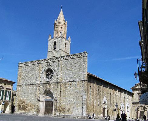 L’esterno della Basilica di Santa Maria Assunta ad Atri. Facciata: La facciata, maestosa ed imponente, si affaccia su piazza Duomo. Anticamente aveva una cuspide, che crollò durante un terremoto il 17 settembre 1563, alle ore 16.00; la cuspide non venne mai più ricostruita. Realizzata in pietra d'Istria come tutto l'esterno della chiesa, la facciata presenta al centro lo splendido portale realizzato da Raimondo del Poggio e Rainaldo d'Atri tra il 1288 e il 1305. Ricco di colonne, capitelli e con la raffigurazione di due fiere, il portale è un importante esempio di gotico in Abruzzo: soprattutto dopo il restauro effettuato tra il 2003 e il 2008 si può ammirare in tutta la sua bellezza. La lunetta fu dipinta nel XVI secolo con un affresco raffigurante L'Assunzione di Maria, un tempo attribuito erroneamente ad Andrea De Litio. Alla destra del portale si ammirano quei pochissimi resti di un affresco gigantesco raffigurante san Cristoforo (XIII secolo): nel Medioevo in molte chiese era uso apporre immagini gigantesche di questo santo, patrono dei viaggiatori e dei pellegrini. si credeva che vedere una sua immagine anche da lontano assicurasse protezione durante il viaggio o pellegrinaggio. Sopra il portale si trova un magnifico rosone a ruota di 12 raggi, uno dei più pregiati d'Abruzzo: l'autore è ignoto. Sopra il rosone, ancora, una nicchia contiene una statua della Madonna con Bambino in trono realizzata in marmo alla fine del Duecento: l'autore è ignoto, forse un artista della Scuola atriana, ma la scultura presenta alcuni riferimenti alla scultura gotica dell'epoca, soprattutto ad Arnolfo di Cambio. Alla sommità della facciata sorgeva la cuspide: crollata nel 1563, non venne più ricostruita ma sostituita con una decorazione che consiste in una serie di archetti, in stile rinascimentale. L’esterno della Basilica di Santa Maria Assunta ad Atri. Lato destro: Il lato destro, affacciato su via Andrea De Litio e preceduto da un ampio marciapiede con alcune panchine e piccoli alberi, fronteggia il palazzo vescovile e il seminario; in fondo al lato destro sorge la chiesa di Santa Reparata (Atri), che è annessa alla concattedrale ma è una chiesa a sé stante. Vi si trovano tre portali; il primo fu realizzato da Rainaldo d'Atri nel 1305 ed è in stile gotico con una ricca ornamentazione a traforo, a terminazione cuspidale. L'affresco, raffigurante L'Incoronazione di Maria fu eseguito tra il 1200 e il 1300 da un ignoto artista legato ai modi di Cimabue che è anche l'autore degli affreschi che si trovano negli altri due portali: questo pittore è stato chiamato Maestro delle lunette di Atri. Il primo portale gode del privilegio di essere una Porta Santa. La concattedrale di Atri è una delle sette chiese al mondo ad avere una Porta Santa e la correlata indulgenza plenaria. Nel 1295 si ha menzione della Porta Santa di Atri, che era stata istituita in quel periodo: si pensa quindi che in origine vi dovesse essere un piccolo portale poi sostituito con l'attuale nel 1305. Non sappiamo con sicurezza quale papa concesse questo privilegio, forse Celestino V (la cui madre era di Atri) o Bonifacio VIII (che nel 1295 era già salito al soglio pontificio); ancora oggi la Porta Santa viene solennemente aperta alla presenza di migliaia di persone il 14 agosto e chiusa 8 giorni dopo, il 22 agosto, sempre alla presenza del vescovo. Segue, dopo la Porta Santa, il secondo portale, che generalmente è sempre aperto negli orari di visita della concattedrale per permettere la visita (il portone centrale viene aperto in occasione delle messe e delle processione che da qui escono). Questo portale fu realizzato nel 1288 da Raimondo del Poggio e si trova inserito tra due lesene. Ai lati due sculture raffiguranti leoni di stile ancora romanico; vi sono anche l'Agnello crucifero (simbolo di Gesù) e lo stemma degli Angioini, la casa regnante all'epoca nel Regno di Napoli. L'affresco della lunetta, abbastanza sbiadito e rovinato, raffigura la Madonna con Bambino tra due santi ed è opera del Maestro delle lunette di Atri. Il terzo e ultimo portale, in prossimità della chiesa di santa Reparata, è aperto solo in casi eccezionali. Fu realizzato da Raimondo del Poggio nel 1302 in stile gotico e presenta ricchissime decorazioni, esempio della maestria di Rainaldo e Raimondo e soprattutto di quest'ultimo: interessanti le due sculture ai lati del portale, raffiguranti due leoni: uno ghermisce la preda, pacifica, l'altra è strepitante e sta per partire all'attacco; la lunetta presenta un affresco (che fra quelli dei portali sul lato destro, è il meglio conservato) raffigurante La Madonna con Bambino tra i santi Giacomo e Giovanni del Maestro delle lunette di Atri. Tutti e tre i portali sono stati splendidamente restaurati. Sul lato destro si affacciano molte finestre con le vetrate del Duecento: queste finestre si differenziano da quelle dell'epoca perché sono molto semplici, infatti il vetro non presenta nessuna decorazione.
