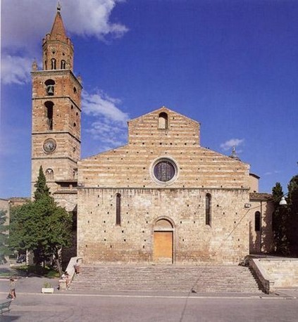 La Cattedrale di Santa Maria Assunta a Teramo (Te) Il Duomo di Teramo, la Cattedrale di Santa Maria Assunta a Teramo: « La Cattedrale di Teramo è una delle cose più singolari, più composite e insieme più schiette, che possegga l'arte italiana. Così com'è oggi, essa risulta dall'unione di due chiese, delle quali la più recente funge da abside alla più antica, mentre i due bracci del transetto sono ridotti l'uno a cappella, l'altro a sagrestia monumentale … La facciata, in pietra e mattoni, è quadrata … ma il ricco portale cosmatesco e l'alta guglia gotica che lo corona slanciandosi al di sopra del cornicione, creano una dimensione nuova e rendono affatto inedita questa singolare facciata. … L'interno è nudo e sobrio: le colonne provengono da antichi templi pagani, le volte hanno la potenza delle cose migliori del Medioevo, il tabernacolo, di gusto romanico, … protegge l'opera d'arte più preziosa della chiesa: … il celebre paliotto di Nicola da Guardiagrele: … che attraverso trentacinque formelle … narra la storia della vita di Cristo » (Mario Pomilio, La Cattedrale di Teramo) Il duomo di Teramo, avente rango di basilica cattedrale ai sensi del diritto canonico e intitolato a santa Maria Assunta, sorge nel cuore del centro storico, sull'asse viario principale definito dall'allineamento del corso San Giorgio, del corso Cerulli e del corso De Michetti. Storia della Cattedrale di Santa Maria Assunta di Teramo: La sua costruzione iniziò nel 1158, per volere del vescovo Guido II, che intendeva dare un nuovo asilo alle reliquie di san Berardo dopo la distruzione dell'antica cattedrale di Santa Maria Aprutiensis, e della quasi totalità della città, ad opera del conte Roberto III di Loritello, nel 1155. La Cattedrale di Santa Maria Assunta a Teramo fu terminata e consacrata nel 1176, in stile romanico aveva tre navate, facciata a salienti, copertura a capriate e tiburio ottagonale centrale; già all'epoca il presbiterio era rialzato. Probabilmente esisteva anche un nartece esterno. Parte del materiale lapideo fu prelevato dagli adiacenti teatro romano ed anfiteatro romano, di quest'ultimo fu addirittura demolita la parte nord-occidentale per far posto alla nuova cattedrale. Le pietre lavorate sono inserite e attualmente visibili nelle mura del duomo. Trasformazioni tardo medievali della Cattedrale di Santa Maria Assunta di Teramo: Tra il 1331 ed il 1335 il vescovo Niccolò degli Arcioni fece trasformare profondamente l'edificio, prolungandolo nella parte settentrionale con un nuovo corpo di fabbrica, leggermente disassato rispetto alla parte anteriore più antica che perse le tre absidi. Il nucleo più recente è in stile gotico con slanciate arcate ogivali, si trova allo stesso livello dell'antico presbiterio, ed è dotato di un'altra facciata a salienti con una falsa porta (mai aperta) dalla parte opposta rispetto a quella originale. Fu inoltre aggiunto lo splendido portale a tutto sesto, con strombatura a tre sbalzi intercalati da due colonne tortili su ogni lato e decorati da fasce a mosaico in stile cosmatesco, datato 1332 e firmato da Deodato Romano: MAGISTER DEODATUS DE URBE FECIT HOC OPUS MCCCXXXII. Altre due colonnine che poggiano su leoni stilofori affiancano il portale e sorreggono due eleganti statue, un Angelo Annunciante ed una Vergine attribuite a Nicola da Guardiagrele o ad un suo allievo. Al centro dell'architrave della Cattedrale di Santa Maria Assunta a Teramo è visibile lo stemma del vescovo Niccolò degli Arcioni tra quelli di Atri a destra e Teramo a sinistra. Le ante in legno cinquecentesche andarono distrutte e furono rimpiazzate da riproduzioni realizzate nel 1911 da Luigi Cavacchioli. L'attuale forma rettangolare della facciata e la corona di merli ghibellini sono probabilmente successivi agli interventi arcioniani. Nella seconda metà del quattrocento sul portale della Cattedrale di Santa Maria Assunta fu posto un grande timpano gotico triangolare, che racchiude al centro una finestra rotonda sovrastata da un'edicola contenente una statua del Redentore che benedice; ai lati di tale ghimberga altre due edicole, anch'esse a forma di guglia, racchiudono le statue del Battista e di San Berardo. Interventi nel Settecento: Una nuova, profonda trasformazione ebbe luogo nel XVIII secolo, quanto il vescovo Tommaso Alessio de' Rossi (1731-1749) decise di adeguare la cattedrale al gusto barocco dell'epoca ed alle mutate esigenze del culto. Le colonne e le sei campate romaniche della Cattedrale di Santa Maria Assunta furono sostituite da due cupole sostenute da pilastri, la copertura delle navate laterali fu elevata riducendo a due sole falde il tetto; fu stesa una decorazione a stucco, a sottolineare la maggiore uniformità tra il nucleo più antico e quello arcioniano. Accanto a quello principale furono aperti i portali minori e fu costruita la grande cappella di San Berardo, unico luogo ove è ancora visibile il risultato di questo rifacimento.