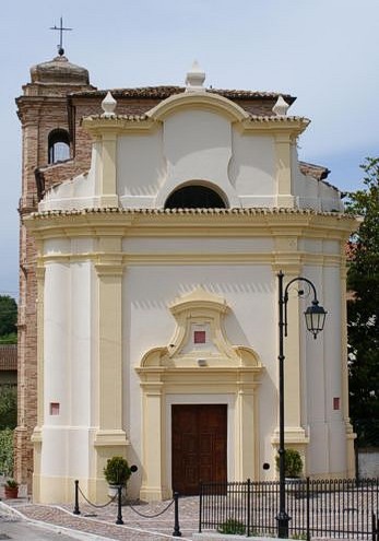 La Chiesa di Santa Maria della Pietà, situata a Moscufo, in provincia di Pescara, è un luogo di grande significato religioso e storico. Questo edificio sacro, di origini medievali, rappresenta uno dei principali punti di riferimento per la comunità locale. La chiesa si trova nel cuore del paese, in una posizione che offre una vista panoramica sul paesaggio circostante, caratterizzato da dolci colline e vigne. La sua architettura, seppur semplice, emana una bellezza discreta che riflette il carattere devoto e rurale della zona. Nel corso dei secoli, la chiesa ha subito diverse ristrutturazioni, ma ha mantenuto intatto il suo fascino storico. La facciata esterna è sobria, con una porta in stile romanico e alcune decorazioni in pietra che richiamano le tradizioni artistiche dell'epoca. All'interno, la chiesa conserva una serie di pregevoli affreschi e opere d'arte che testimoniano la devozione della comunità. Il quadro di Santa Maria della Pietà, che dà il nome alla chiesa, è uno degli elementi più venerati dai fedeli, e la sua presenza arricchisce l'atmosfera di raccoglimento e preghiera. La chiesa è anche un luogo di incontro spirituale per le festività religiose, specialmente durante il periodo della Pasqua e del Natale, quando la comunità si riunisce per celebrare insieme. La tradizione di Moscufo, che unisce fede e cultura, trova in Santa Maria della Pietà una testimonianza tangibile del legame profondo tra il popolo e la sua storia religiosa.