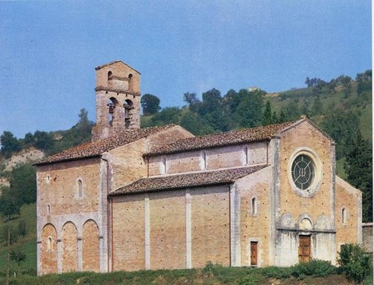 La Chiesa di Santa Maria di Ronzano a Castelli (Te) Il culto della Chiesa di Santa Maria di Ronzano, situata nel comune di Castelli in provincia di Teramo, ha radici profonde nella storia religiosa della zona. La chiesa, che si erge come uno dei principali luoghi di culto della regione, è strettamente legata alla devozione popolare, in particolare quella mariana. Nel corso dei secoli, la figura della Madonna è stata al centro delle celebrazioni liturgiche, costituendo il fulcro di numerose festività e tradizioni locali. Il culto della Madonna di Ronzano è perciò divenuto un punto di riferimento per la comunità di Castelli, testimoniando una continua venerazione che si tramanda da generazioni. Nel calendario liturgico, le festività più significative legate alla Chiesa di Santa Maria di Ronzano sono quelle mariane, particolarmente la festa dell'Assunzione della Vergine, celebrata ogni anno con grande solennità. In queste occasioni, la chiesa si riempie di fedeli che partecipano alla messa e alle processioni, creando un momento di unione spirituale e comunitaria. La venerazione della Madonna in questo contesto si collega alla tradizione di Castelli, che è anche famosa per la sua arte ceramica, spesso ispirata ai temi sacri e religiosi, come la figura della Madonna che troneggia nelle rappresentazioni artistiche locali. La Chiesa di Santa Maria di Ronzano ha visto nel corso degli anni un costante rafforzamento del culto grazie anche alla sua importanza simbolica. La posizione dell'edificio, immerso nel paesaggio montano, ha contribuito a renderlo un punto di riferimento per la spiritualità e la preghiera. Il culto non si è limitato solo alle funzioni liturgiche, ma ha incluso anche momenti di preghiera privata, durante i quali i fedeli si recano alla chiesa per meditare e rinnovare la loro devozione alla Vergine. La tranquillità del luogo ha sempre invitato alla riflessione e al raccoglimento, rendendo la chiesa un rifugio spirituale. Accanto alle celebrazioni liturgiche, la Chiesa di Santa Maria di Ronzano è anche il cuore di un'intensa attività di carità e assistenza alla comunità. Durante le festività, è tradizione raccogliere offerte destinate a scopi benefici, sostenendo i più bisognosi e contribuendo a rafforzare il legame tra la chiesa e il territorio. In questo modo, il culto di Santa Maria di Ronzano non è solo un momento di devozione, ma si estende anche alla cura degli altri, rappresentando un esempio di carità cristiana che ha segnato profondamente la storia della comunità di Castelli. La tradizione del culto mariano a Santa Maria di Ronzano è anche caratterizzata da una forte componente di devozione popolare. Ogni anno, la chiesa ospita pellegrini provenienti anche da altre località della provincia di Teramo, che si uniscono ai castellesi per onorare la Madonna. Questa partecipazione collettiva, che attraversa le generazioni, crea un senso di continuità e di identità religiosa che ha reso Santa Maria di Ronzano un simbolo della spiritualità della regione. La chiesa, infatti, non è solo un luogo di preghiera, ma anche di radicamento e di condivisione di una tradizione che affonda le sue radici nel cuore della comunità. Oggi, il culto della Chiesa di Santa Maria di Ronzano continua a prosperare, con una partecipazione costante durante l'anno, non solo per le celebrazioni principali, ma anche per le messe domenicali e le altre funzioni liturgiche. La devozione alla Madonna resta un aspetto fondamentale della vita religiosa a Castelli, e la chiesa rappresenta un punto di riferimento imprescindibile per chi cerca un momento di preghiera, meditazione e comunità. La Chiesa di Santa Maria di Ronzano, dunque, non solo custodisce il passato, ma continua a essere viva e pulsante, testimone di un culto che si rinnova con il passare del tempo.