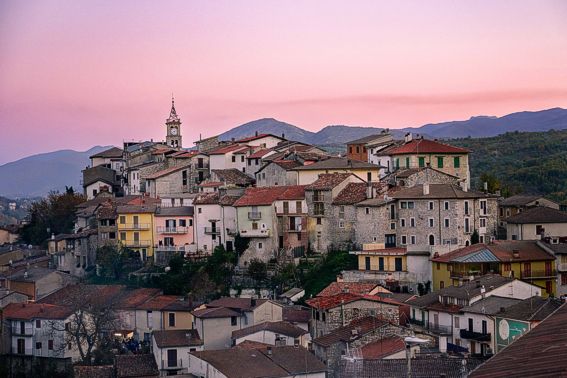 Sante Marie è un affascinante borgo abruzzese situato tra i monti Carseolani, immerso in un paesaggio incantato di castagneti e faggeti secolari. Il paese è noto per la sua ricca storia e le tradizioni culturali che si riflettono nei numerosi murales che adornano le strade del centro storico, trasformando il borgo in un museo a cielo aperto. Queste opere d'arte raccontano storie di brigantaggio, vita contadina e leggende locali, offrendo ai visitatori un'esperienza visiva unica. Tra le attrazioni culturali, spicca il Museo del Brigantaggio e dell'Unità d'Italia, ospitato nel settecentesco Palazzo Colelli. Il museo espone abiti, armi e documenti dell'epoca, illustrando il fenomeno del brigantaggio che caratterizzò il passato della zona. All'interno dello stesso palazzo si trova anche il Mu.M.A., Museo Multimediale di Astrofisica, che offre un viaggio interattivo nel cosmo, e una mostra permanente di radio d'epoca. Per gli amanti della natura, la Riserva Naturale Regionale Grotte di Luppa offre sentieri immersi nei boschi e l'affascinante inghiottitoio di Luppa, di grande interesse speleologico. Sante Marie è anche il punto di partenza del "Cammino dei Briganti", un trekking di 100 km che segue le orme dei briganti tra Abruzzo e Lazio. Il borgo è rinomato per i suoi prodotti tipici, come la castagna e il tartufo, celebrati in eventi annuali come la Sagra della Castagna e la Festa del Tartufo, che attirano visitatori da tutta Italia.