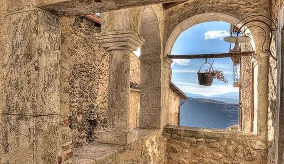 Borghi Medievali e Archeologia in Abruzzo: Il borgo di Santo Stefano di Sessanio. Il borgo di Santo Stefano di Sessanio. L'Abruzzo custodisce un patrimonio straordinario di borghi medievali, incastonati tra le montagne e immersi in paesaggi incontaminati. Tra questi, Santo Stefano di Sessanio si distingue per il suo fascino senza tempo e la straordinaria conservazione del suo centro storico. Situato a 1.250 metri di altitudine, sul versante meridionale del Gran Sasso, il borgo appare come un gioiello incastonato tra le dolci vallette montane, con le sue case in pietra che sembrano emergere dalla roccia stessa. Il tempo qui sembra essersi fermato, regalando ai visitatori un’esperienza unica, dove la storia si mescola alla bellezza selvaggia dell’Appennino. Nel corso dei secoli, Santo Stefano di Sessanio ha avuto un ruolo cruciale nel commercio della lana, tanto da diventare feudo della potente famiglia Medici di Firenze. Questo legame ha contribuito alla prosperità del borgo, che per lungo tempo ha vissuto grazie alla lavorazione e al commercio delle pregiate lane abruzzesi. Ancora oggi, le sue strette vie acciottolate, i portali in pietra scolpita e le architetture medievali testimoniano la sua antica ricchezza e il suo passato glorioso. Ogni angolo del borgo racconta una storia, tra vicoli silenziosi, archi suggestivi e scorci che si aprono su panorami mozzafiato. Nonostante i danni subiti dal terremoto del 2009, Santo Stefano di Sessanio ha saputo risorgere senza perdere la sua autenticità. Il restauro attento e rispettoso ha permesso di recuperare il borgo senza snaturarlo, trasformandolo in un modello di ospitalità innovativa. Il concetto di "albergo diffuso" ha infatti permesso di ridare vita alle antiche abitazioni, creando un sistema di accoglienza che integra la tradizione con il turismo sostenibile. Questa scelta ha reso il borgo una destinazione privilegiata per chi cerca un’esperienza autentica, lontana dal turismo di massa e immersa in un’atmosfera medievale perfettamente conservata. Santo Stefano di Sessanio è oggi uno dei borghi più affascinanti dell’Abruzzo, un luogo dove il passato dialoga con il presente in perfetta armonia. Passeggiando tra le sue strade si può percepire l’eco della storia, tra antiche botteghe, torri di guardia e panorami che si perdono tra le montagne. Qui la cultura, l’arte e le tradizioni si fondono con la natura circostante, regalando a chi lo visita un viaggio indimenticabile nel cuore più autentico dell’Appennino.