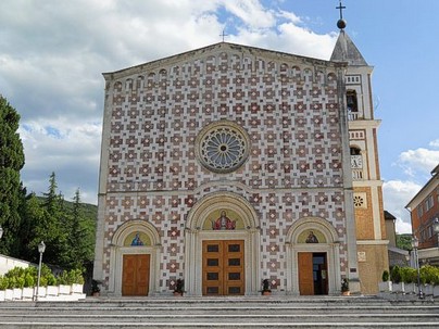 Il Santuario del Volto Santo di Manoppello, situato nel piccolo comune di Manoppello, in provincia di Pescara, è uno dei luoghi di culto più significativi e misteriosi d'Abruzzo. La sua fama è legata al Velo di Manoppello, un pezzo di stoffa su cui appare l'immagine del volto di Cristo, ritenuto da molti il "Volto Santo" autentico. Secondo la tradizione, il velo sarebbe stato usato da Santa Veronica per asciugare il volto di Gesù durante la sua via crucis e, miracolosamente, l'immagine si sarebbe impressa su di esso. Questo velo, custodito nel santuario, è oggetto di intensa devozione e di numerosi pellegrinaggi, attirando visitatori da tutto il mondo, desiderosi di ammirare il volto che, secondo la fede, ha subito il miracolo della trasfigurazione. La chiesa che ospita il Velo di Manoppello è un esempio di architettura barocca, caratterizzata da un'atmosfera raccolta e mistica. Ogni anno, il santuario accoglie migliaia di fedeli e turisti, che partecipano alle celebrazioni religiose e alle riflessioni spirituali ispirate dal miracolo del volto di Cristo. Il Santuario del Volto Santo rappresenta non solo un'importante meta di pellegrinaggio, ma anche un luogo di grande interesse storico e culturale, dove si intrecciano fede, arte e spiritualità. Il velo, che emana una forte carica simbolica, continua a suscitare meraviglia e domande, rendendo il santuario un punto di riferimento non solo per la religiosità ma anche per chi è affascinato dai misteri della storia cristiana.