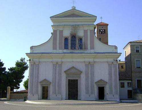 Il Santuario della Madonna dei Miracoli a Casalbordino (Ch) Il culto della Madonna dei Miracoli a Casalbordino è una delle tradizioni più sentite e radicate nella comunità abruzzese. La devozione alla Madonna ha avuto inizio subito dopo il ritrovamento dell’immagine miracolosa nel 1500, evento che segnò l’inizio di un fiorire di preghiere e pellegrinaggi. La Madonna dei Miracoli divenne simbolo di speranza e protezione per i fedeli, che si recavano al santuario per chiedere grazie e interventi divini. La sua fama si diffuse rapidamente, trasformando il piccolo luogo di culto in un punto di riferimento spirituale per molti. Ogni anno, il santuario ospita numerose celebrazioni religiose, con particolare importanza attribuita alla festa del 15 agosto, in occasione dell'Assunzione della Madonna. Questa festività attira pellegrini da ogni angolo della regione e oltre, che partecipano a messe solenni, processioni e momenti di preghiera collettiva. La celebrazione è caratterizzata da una grande partecipazione popolare, che testimonia la profondità del culto e il legame spirituale che i fedeli nutrono con la Madonna dei Miracoli. Durante la festa, il santuario si anima di canti, riflessioni e atti di fede, celebrando la figura della Madonna come mediatrice di miracoli e fonte di benedizioni. Il santuario, che conserva l’immagine della Madonna venerata, è diventato nel corso dei secoli un luogo di pellegrinaggio, dove i fedeli non solo partecipano alle celebrazioni liturgiche, ma anche chiedono grazie e intercessioni per malati, famiglie in difficoltà e persone in cerca di conforto. Le offerte votive lasciate dai pellegrini sono testimonianze di grazie ricevute, e spesso, a seguito di miracoli attribuiti all’intercessione della Madonna, il culto si è rafforzato ulteriormente. Ogni angolo del santuario racconta storie di fede e di speranza, creando un’atmosfera di grande intensità spirituale. Oltre alla sua funzione di luogo di culto, il Santuario della Madonna dei Miracoli ha un ruolo sociale importante, poiché accoglie non solo i fedeli, ma anche chiunque si trovi in difficoltà, cercando pace e risposte alle proprie preghiere. La sua storia, la bellezza del luogo e la continua presenza di fedeli lo rendono un simbolo di devozione vivace e costante. Il culto della Madonna dei Miracoli continua a essere un faro di spiritualità per Casalbordino, rappresentando una tradizione che si tramanda di generazione in generazione.
