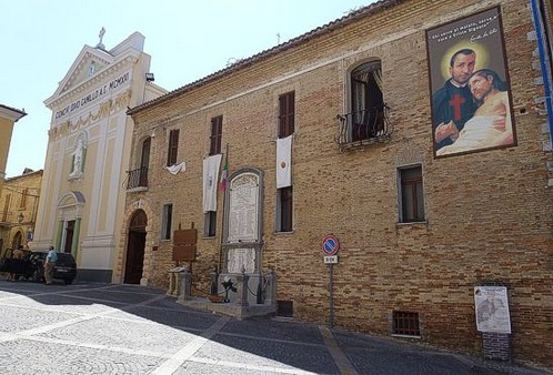 Il Santuario di San Camillo de Lellis a Bucchianico (Ch) Il culto di San Camillo de Lellis al Santuario di Bucchianico è una tradizione profonda che affonda le radici nella vita stessa del santo. Nato in questo paese, San Camillo è venerato per la sua straordinaria dedizione ai malati e per la fondazione dell'Ordine dei Camilliani, che si dedica all’assistenza sanitaria. Il santuario è il cuore pulsante di questa devozione, rappresentando un luogo dove i fedeli possono pregare per la guarigione e chiedere l’intercessione di San Camillo, patrono degli ammalati e degli operatori sanitari. La sua figura di caritatevole medico e spirituale continua a ispirare una profonda venerazione, che si riflette nelle numerose celebrazioni religiose e nei pellegrinaggi che si svolgono durante l’anno. Ogni anno, il Santuario di San Camillo de Lellis ospita numerosi eventi religiosi, tra cui la festa del santo, celebrata il 14 luglio. Questa data rappresenta il culmine del culto, con processioni, messe solenni e momenti di preghiera collettiva che vedono la partecipazione di fedeli provenienti non solo da Bucchianico, ma anche da tutta la regione e oltre. Durante la festa, il santuario si anima di canti, riflessioni e atti di devozione, in cui la figura di San Camillo viene esaltata come modello di compassione e servizio verso gli altri. La sua memoria continua a vivere attraverso questi momenti di raccoglimento spirituale, che rinsaldano il legame tra i fedeli e il santo. La spiritualità che anima il santuario è quella di una chiesa che non solo celebra il culto divino, ma che è anche un punto di riferimento per chi cerca sostegno nelle difficoltà della vita. San Camillo è venerato soprattutto per il suo impegno a favore dei malati e dei bisognosi, e il santuario di Bucchianico accoglie i pellegrini che, attraverso la preghiera, cercano un conforto nelle loro sofferenze fisiche o spirituali. Molti si rivolgono al santo in cerca di guarigioni, grazie o benedizioni, e lasciando spesso testimonianze di grazie ricevute sotto forma di ex-voto o offerte. Il Santuario di San Camillo de Lellis non è solo un luogo di culto, ma anche un centro di spiritualità che promuove i valori della carità e dell’assistenza agli altri. La figura del santo e la sua opera continuano a vivere attraverso le attività del santuario, che offre momenti di riflessione e sostegno per chi si avvicina con fede. La sua continua attrazione per i pellegrini testimonia la vivacità del culto e il profondo legame tra il santo e la comunità che lo venera, facendo del santuario un simbolo di speranza e carità per tutta la regione.