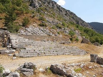 Il santuario dedicato ad Ercole Curino sorge alle falde del monte Morrone, nei luoghi che la tradizione locale ha da sempre associato alla memoria del poeta latino Ovidio, nato a Sulmona nel 43 a.C. e morto in esilio a Tomis, sul Mar Nero, nel 17 d.C. Il santuario di Ercole Curino è un sito archeologico statale gestito dalla Direzione generale per i beni archeologici che si trova a Sulmona in località Badia, sulle montagne del Morrone tra l'abbazia di Santo Spirito dei Celestini e l'eremo di Celestino V. Storia: Gli scavi, iniziati nel 1957, avevano fatto inizialmente supporre la presenza della villa di Ovidio, originario proprio di Sulmo, ma rivelarono poi il sito di un santuario italico, dedicato a Ercole come dimostrano il tipo di materiale votivo rinvenuto e le iscrizioni di dedica. L'epiteto di Curinus o Quirinus era dato anche a altre divinità, come il Giove Quirinus di Superaequum e venne dato in epoca repubblicana. I Romani legavano infatti l'epiteto "Quirinus" con Romolo divinizzato, simbolo dell'unità delle comunità protostoriche che formarono il primitivo insediamento di Roma (Quirinus sarebbe infatti all'origine di curia). Un ampliamento del santuario risale a dopo la fine della guerra sociale (89 a.C.), quando venne ingrandito passando da struttura di carattere locale a grande santuario su terrazze simile al santuario della Fortuna Primigenia a Palestrina o al santuario di Ercole Vincitore a Tivoli, sorti nello stesso periodo. La parte superiore del santuario venne sepolta da una frana antica verso il II secolo d.C.; la frequentazione del sito però non si interruppe del tutto, come testimonia l'innesto di una chiesa in epoca cristiana, a ridosso della scalea meridionale. Descrizione: La grande scalea meridionale poteva essere un ingresso monumentale, forse usato anche come luogo di riunione per le assemblee locali, sotto la protezione del dio "Curino". I due terrazzamenti del santuario sono stati realizzati in epoche diverse: quello inferiore è più recente, in opus caementicium con un grandioso podio (71 metri di lunghezza) che ospita 14 ambienti coperti da volte a botte; quello superiore, presillano, era chiuso su tre lati da un portico colonnato (restano alcune basi). L'altare, inusitatamente ricoperto da lastre di bronzo, e il piccolo sacello della divinità si trovavano al centro della terrazza superiore. Dal sacello provengono i reperti più importanti del complesso, quali due statue di culto di Ercole, una di bronzo (al Museo archeologico di Chieti) e una marmorea, oltre a una colonnina con 12 versi graffiti, attribuiti a Ovidio.