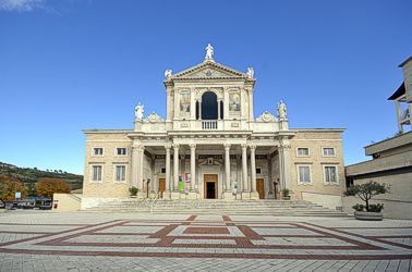 Il culto al santuario di San Gabriele a Isola del Gran Sasso rappresenta una delle espressioni più profonde e sentite della devozione religiosa in Abruzzo. Questo luogo sacro è dedicato a San Gabriele dell’Addolorata, il giovane frate passionista nato nella zona, la cui vita esemplare e la santità hanno attirato numerosi fedeli fin dalla sua canonizzazione nel XX secolo. Il santuario, immerso nel suggestivo paesaggio montano del Gran Sasso, è diventato meta di pellegrinaggi non solo regionali ma anche nazionali, richiamando ogni anno migliaia di visitatori in cerca di conforto spirituale e ispirazione. La spiritualità che si respira in questo luogo è strettamente legata alla figura di San Gabriele, simbolo di purezza e dedizione religiosa, che continua a influenzare la vita e la fede della comunità locale e dei devoti. Il santuario di San Gabriele non è soltanto un centro di culto, ma anche un punto di incontro e di riflessione, dove la storia religiosa si intreccia con il forte legame con il territorio montano abruzzese. Le celebrazioni liturgiche e le feste dedicate al santo scandiscono il ritmo della vita religiosa, arricchendo il santuario di momenti di grande partecipazione popolare. La presenza del santuario contribuisce anche a valorizzare la bellezza naturale dell’area circostante, creando un connubio unico tra fede, tradizione e natura che rende l’esperienza del pellegrinaggio a San Gabriele profondamente intensa e significativa.