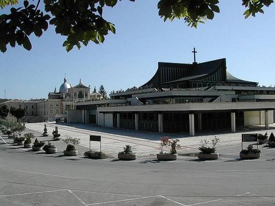 Il santuario di San Gabriele dell'Addolorata, ai piedi del Gran Sasso, in provincia di Teramo, è tra i più conosciuti in Italia e in Europa. Una recente classifica lo colloca tra i primi quindici santuari più frequentati del mondo. Due milioni di pellegrini vi arrivano ogni anno per pregare sulla tomba del giovane studente passionista San Gabriele dell'Addolorata. La sua fama non conosce confini. Sono almeno un migliaio le chiese a lui dedicate nei vari continenti. Un casello autostradale, ponti, viadotti, piazze, parcheggi, strade, scuole, ospedali portano il suo nome. Migliaia di persone nel mondo si chiamano Gabriele o Gabriella in suo onore. Un santo che attira ogni anno milioni di pellegrini, affascinati dalla sua vita e richiamati dai numerosi miracoli che Dio continua ad operare per sua intercessione. Il santuario dedicato al giovane santo è divenuto, in questi ultimi decenni, uno dei fenomeni più singolari della religiosità popolare nell'Italia di fine millennio. La fama del santo dei miracoli si basa su una ininterrotta serie di fatti soprannaturali, testimoniati da migliaia di ex voto donati al santuario. Il Santuario di San Gabriele: al centro di un triangolo Sacro. Il santuario di San Gabriele si trova al centro di un triangolo sacro che racchiude tre tra i più celebri santuari d'Europa: Loreto, San Gabriele, San Giovanni Rotondo. In questi tre santuari ogni anno arrivano circa tredici milioni di pellegrini. Già da vari anni i pellegrini, spontaneamente, hanno scoperto questo itinerario e lo percorrono dal nord al sud e viceversa. Il santuario di San Gabriele è situato in posizione geografica privilegiata, ad appena 3 chilometri dall'autostrada A24 Roma-L'Aquila-Teramo e a 40 chilometri dall'autostrada adriatica A14. Il santuario si raggiunge in 90 minuti da Roma, 90 minuti da Loreto, 180 minuti da San Giovanni Rotondo. Inoltre, il santuario è ubicato in una regione che vanta un vasto patrimonio di fede-arte-cultura. Dal santuario in 20 minuti si raggiunge Teramo, dove si può visitare il Duomo duecentesco. In 30 minuti si arriva a L'Aquila, dove è possibile visitare la celebre abbazia di Collemaggio, il Museo nazionale, il Castello cinquecentesco e la fontana delle 99 cannelle; in 70 minuti si può raggiungere Lanciano (CH), sede di un famoso miracolo eucaristico, Fossacesia (CH) con la sua celebre abbazia di San Giovanni in Venere e Manoppello (PE) che conserva il Volto santo. Il santuario di san Gabriele si trova nella stupenda cornice del Gran Sasso teramano. I pellegrini arrivano al santuario anche attratti dall'incantevole posizione naturale. Situato ai piedi della catena del Gran Sasso, il santuario gode di un panorama affascinante. Da qui in 15 minuti si può raggiungere il parco nazionale del Gran Sasso, con i suoi estesi boschi e le limpide sorgenti di acqua. In 15 minuti si può raggiungere anche il caratteristico paese di Castelli, famoso nel mondo per la produzione di ceramiche artistiche. Dal santuario in 30 minuti si arriva alla base della funivia di Campo Imperatore (AQ) e da lì si possono raggiungere in breve tempo le moderne sciovie. San Gabriele dell’Addolorata a Isola del Gran Sasso d’Italia (Te) Luogo di culto e devozione popolare, il Santuario di San Gabriele è uno dei 15 santuari più visitati al mondo, grazie ai due milioni di fedeli che ogni anno vi si recano per invocare il patrono d’Abruzzo, anche noto come "Santo dei giovani e dei miracoli". L’originaria struttura del Santuario fu costruita a partire dal 1215 accanto ad un convento francescano, secondo la tradizione per volere di San Francesco d’Assisi. Nel corso dei secoli l’antica Chiesa è stata oggetto di restauri ed ampliamenti, almeno sino ad inizio Novecento quando furono aggiunte la Cupola e l’attuale facciata. Sulla navata destra si apre la Cappella del Santo, inaugurata nel 1920 e particolarmente pregevole per la finezza dello stile gotico inglese e la rara policromia del cemento. Incantevoli affreschi abbelliscono le pareti mentre, accanto al Transetto, un piccolo recinto protegge la Tomba di San Gabriele sulla quale dal 1892 – anno della glorificazione del Santo – continuano ad accadere strepitosi miracoli. Affianco al vecchio Santuario si trova la nuova basilica progettata nel 1970. Ampia e moderna, può accogliere 12.000 persone grazie ad i suoi 90 metri di lunghezza e 30 di larghezza. Il nuovo Santuario, diviso in un’aula feriale e festiva, richiama la forma di una grande nave, con la Stiva (cripta del Santo), la Tolda (Aula basilicale) e 4 vele pandireazionali, simbolo della “Chiesa in cammino". Spettacolare è la vetrata ad arco rovesciato dominata dal "Cristo-luce" ed altrettanto imponente il mosaico a tutta parete del Cristo morto e risorto. E' questo il senso di una religiosità che si esprime attraverso la vivacità e la luminosità dei colori, negli scintillanti graniti policromi che colorano il Presbiterio basilicale, nelle vetrate che sovrastano la crociera nord e che lasciano intravedere 14 campane in bronzo finemente lavorato.