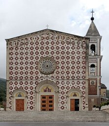 Il santuario del Volto Santo di Manoppello, situato nella provincia di Pescara, è uno dei luoghi di culto più venerati e misteriosi dell’Abruzzo. Al centro della devozione c’è la celebre “Sacra Sindone di Manoppello”, un velo sottile che, secondo la tradizione, conserva l’immagine del volto di Gesù Cristo impressa in modo miracoloso. Questo santuario attira pellegrini e fedeli da ogni parte d’Italia e del mondo, desiderosi di ammirare e meditare sul volto sacro, simbolo di amore e compassione. La struttura, immersa in un contesto naturale di grande bellezza, offre un’atmosfera di raccoglimento e spiritualità, capace di toccare profondamente chi vi si reca in cerca di conforto e fede. Il santuario non è soltanto un luogo di culto ma anche un punto di riferimento culturale e spirituale per la comunità locale e per l’intera regione. Le celebrazioni religiose e gli eventi legati al Volto Santo animano la vita di Manoppello, rafforzando il legame tra la tradizione cristiana e l’identità abruzzese. Il pellegrinaggio al santuario diventa così un’esperienza che unisce la dimensione spirituale con la scoperta di un territorio ricco di storia e bellezza. La presenza del Volto Santo continua a suscitare emozioni e devozione, rendendo il santuario di Manoppello un luogo unico nel panorama religioso d’Abruzzo.