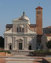 Il santuario della Madonna dei Miracoli a Casalbordino, in provincia di Chieti, è uno dei luoghi di culto mariano più importanti dell’Abruzzo, meta di pellegrinaggi che si rinnovano ogni anno con grande partecipazione popolare. Secondo la tradizione, nel 1576 la Vergine apparve a un contadino del posto, Alessandro Muzii, mentre questi lavorava nei campi. L’apparizione fu interpretata come un segno divino legato alla devozione e alla protezione della Madonna verso i fedeli. Da quel momento, il luogo divenne sacro e nel tempo vi fu costruito un santuario, oggi punto di riferimento spirituale per tutta la regione. Il culto della Madonna dei Miracoli si esprime in modo particolarmente sentito il 10 e l’11 giugno, durante i giorni della festa solenne, quando migliaia di pellegrini giungono a piedi da diverse località abruzzesi, attraversando campagne e colline. Le celebrazioni, che uniscono religiosità popolare e tradizione, comprendono processioni, messe, preghiere collettive e momenti di festa comunitaria. Il santuario, immerso in una cornice naturale di grande bellezza, rappresenta non solo un centro spirituale ma anche un simbolo identitario per Casalbordino e per l’intera costa teatina.
