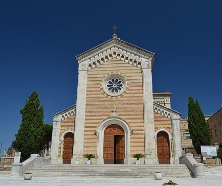 Il Santuario della Madonna delle Grazie a Monteodorisio (Ch) Il culto della Madonna delle Grazie situato nella città di Monteodorisio in Provincia di Chieti, ha radici profonde e rappresenta uno dei simboli più significativi della devozione popolare nella provincia. Da secoli, i fedeli si rivolgono alla Vergine come interceditrice e protettrice, attribuendole poteri miracolosi che hanno alimentato la sua venerazione. Il Santuario della Madonna delle Grazie, costruito in suo onore, è divenuto un luogo di pellegrinaggio, dove la spiritualità si esprime attraverso preghiere, offerte votive e momenti di raccoglimento. La celebrazione della festa della Madonna delle Grazie è uno degli eventi religiosi più sentiti dalla comunità teatina. Ogni anno, il santuario si anima con una processione solenne in cui l’immagine della Vergine viene portata per le strade della città, accompagnata da canti e preghiere. Questo momento rappresenta non solo un atto di fede collettiva, ma anche un’occasione per rafforzare il legame della comunità con la propria identità religiosa e culturale. All’interno del santuario, i fedeli trovano un ambiente intimo e raccolto, ideale per la meditazione e la preghiera personale. L’altare maggiore, dove è custodita l’immagine della Madonna delle Grazie, è il fulcro della devozione. Qui si raccolgono i voti e le suppliche dei devoti, spesso accompagnati da segni tangibili di gratitudine, come ex-voto e offerte. Questo dialogo spirituale tra il fedele e la Vergine ha consolidato il santuario come luogo di conforto e speranza. Il culto della Madonna delle Grazie si distingue per la sua capacità di unire tradizione e attualità. Nonostante le trasformazioni sociali e culturali, il santuario continua a essere un punto di riferimento per chi cerca un momento di pace e connessione con il divino. La devozione alla Madonna delle Grazie non è solo un’espressione di fede, ma anche un simbolo della resilienza e della continuità della comunità di Chieti, che attraverso questo culto mantiene viva una tradizione spirituale secolare. Il Santuario della Madonna delle Grazie, situato nella città di Monteodorisio in Provincia di Chieti, è uno dei luoghi di culto più amati e frequentati della provincia. Immerso in un contesto naturale di grande bellezza, questo santuario è legato a secoli di devozione popolare e rappresenta un importante punto di riferimento spirituale per la comunità locale. La sua storia affonda le radici nel Medioevo, quando la Madonna delle Grazie iniziò ad essere venerata come protettrice e interceditrice, attirando pellegrini da tutta la regione. L’edificio del santuario, costruito in più fasi, si presenta con uno stile sobrio e armonioso che riflette la spiritualità che lo permea. La facciata semplice e lineare invita i visitatori a concentrarsi sul significato religioso del luogo, mentre l’interno è arricchito da decorazioni che testimoniano la fede e la devozione di generazioni di fedeli. Al centro dell’altare maggiore è custodita l’immagine della Madonna delle Grazie, un’icona venerata per i suoi presunti poteri miracolosi, spesso oggetto di preghiere e offerte votive. Il santuario è il fulcro di importanti celebrazioni religiose, tra cui la festa della Madonna delle Grazie, che si tiene ogni anno e coinvolge l’intera comunità teatina. Durante questa ricorrenza, il santuario si anima con processioni, messe solenni e momenti di preghiera collettiva, creando un’atmosfera di intensa partecipazione spirituale. Questo evento non solo rafforza il legame tra i fedeli e il loro culto, ma è anche un’occasione per tramandare tradizioni antiche e radicate. Oltre al suo valore religioso, il Santuario della Madonna delle Grazie è anche un luogo di quiete e riflessione, dove i visitatori possono trovare pace e ispirazione. Il contesto naturale che lo circonda, con i suoi spazi verdi e il panorama suggestivo, contribuisce a creare un ambiente ideale per la meditazione e la preghiera. Il santuario rappresenta così non solo un punto di incontro con la fede, ma anche un simbolo dell’armonia tra spiritualità e natura, rendendolo una meta privilegiata per fedeli e turisti.