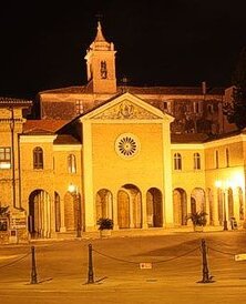 Il Complesso del Santuario della Madonna dello Splendore a Giulianova è un luogo di grande rilevanza religiosa e culturale nel territorio abruzzese, sorto intorno all’apparizione miracolosa della Madonna nel XVI secolo. Il complesso si sviluppa attorno alla chiesa principale, che custodisce l’immagine sacra della Vergine, e comprende una serie di strutture che nel tempo si sono arricchite di elementi architettonici e artistici di notevole valore. La fusione tra la suggestione del luogo sacro e l’armonia delle forme barocche rende il complesso un punto di riferimento per i pellegrini e per chiunque desideri immergersi in una dimensione di spiritualità profonda e radicata nella tradizione locale. Oltre alla chiesa, il complesso ospita spazi dedicati alla preghiera e alla riflessione, tra cui cortili interni e aree verdi, che offrono momenti di serenità immersi nella natura tipica della costa adriatica abruzzese. La posizione strategica del santuario, vicino al mare, contribuisce a creare un’atmosfera unica, dove la fede si intreccia con la bellezza del paesaggio circostante. Nel corso dell’anno, il Complesso del Santuario della Madonna dello Splendore diventa inoltre fulcro di eventi religiosi e manifestazioni che celebrano la devozione popolare, mantenendo vivo il legame tra la comunità di Giulianova e la propria storia spirituale.
