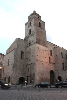 Il culto al santuario del Miracolo Eucaristico di Lanciano è una delle testimonianze più straordinarie e suggestive della fede cattolica in Abruzzo. Questo luogo sacro custodisce il miracolo avvenuto nel VIII secolo, quando durante una celebrazione eucaristica l’ostia si trasformò in carne e il vino in sangue, un evento che ha da sempre affascinato e commosso fedeli e pellegrini provenienti da tutto il mondo. Il santuario è diventato un centro di devozione profonda, dove il mistero della presenza reale di Cristo nell’Eucaristia si manifesta in modo tangibile e palpabile, alimentando la spiritualità e la speranza di chi vi si reca per pregare e meditare. Nel corso dei secoli, il culto al santuario ha mantenuto viva la tradizione religiosa, rafforzata da pellegrinaggi continui e celebrazioni solenni che animano la vita della comunità di Lanciano. Il santuario, oltre a essere un importante luogo di preghiera, rappresenta anche un simbolo di identità culturale e spirituale per l’Abruzzo, capace di unire fede, storia e arte. L’atmosfera che si respira all’interno del complesso è di profonda reverenza, e la presenza del Miracolo Eucaristico continua a ispirare una devozione sincera, alimentando il legame tra il sacro e il quotidiano nel cuore di chi visita questo luogo straordinario.