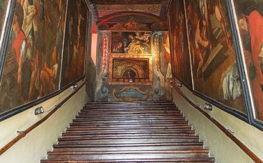 In Abruzzo, nel borgo di Campli in provincia di Teramo, si trova uno dei luoghi di culto più significativi della regione: la Scala Santa. Questo sacro percorso di 28 gradini in legno, che i fedeli salgono in ginocchio in segno di penitenza e devozione, fu istituito nel XVIII secolo per offrire ai pellegrini la possibilità di ottenere l’indulgenza plenaria senza doversi recare a Roma. La Scala Santa di Campli è riconosciuta dalla Chiesa come luogo di particolare valore spirituale, e si trova accanto alla Chiesa di San Paolo, in un contesto architettonico sobrio ma suggestivo che invita al raccoglimento e alla meditazione. Ogni anno, soprattutto durante la Settimana Santa, la Scala Santa diventa meta di numerosi devoti che vi si recano per compiere questo rito antichissimo, espressione di una fede popolare intensa e vissuta. L’esperienza del pellegrinaggio e del gesto penitenziale si lega profondamente alla storia e all’identità religiosa dell’Abruzzo, dove luoghi come Campli testimoniano la vitalità di tradizioni spirituali radicate nel tempo. La Scala Santa non è solo un simbolo religioso, ma anche un segno concreto del legame tra la comunità e i valori della redenzione, della speranza e della misericordia.