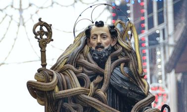 I Serpari di Cocullo: rito antico tra fede e natura. La festa dei Serpari di Cocullo, celebrata ogni anno il 1° maggio, rappresenta una delle tradizioni popolari più affascinanti e identitarie dell’Abruzzo, capace di unire credenze ancestrali e devozione cristiana in un rituale di straordinaria suggestione. Dedicata a San Domenico Abate, protettore contro i morsi dei serpenti e le malattie, la celebrazione affonda le sue radici nei culti italici precristiani che attribuivano al serpente un forte valore simbolico legato alla fertilità, alla rigenerazione e al rapporto con la natura. Cuore della festa è la solenne processione della statua del santo, ricoperta di serpenti vivi raccolti e custoditi dai serpari, figure centrali della tradizione e depositari di antichi saperi tramandati di generazione in generazione. I rettili, selezionati con cura e maneggiati con rispetto, avvolgono la statua durante il corteo che attraversa il borgo tra preghiere, canti e gesti rituali, creando un’immagine potente e unica nel panorama del folklore italiano. Al termine della celebrazione, i serpenti vengono liberati nel loro habitat naturale, a testimonianza del profondo legame tra l’uomo e l’ambiente. Intorno al rito religioso, Cocullo si anima di momenti conviviali, musica tradizionale e sapori tipici, trasformando la festa in un’occasione di incontro e condivisione. Più che un evento, i Serpari di Cocullo sono un rito collettivo che racconta l’anima più profonda dell’Abruzzo, dove sacro e profano convivono in equilibrio, offrendo a chi vi partecipa un’esperienza autentica e senza tempo.