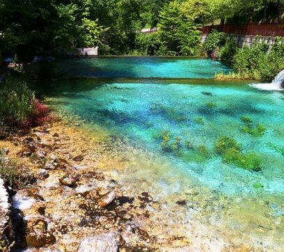 Le sorgenti dei fiumi in Abruzzo: Sorgenti della Cascata del Verde. Le Cascate Del Verde, situate nell’omonima riserva naturale, si trovano nel territorio di Borrello, sito nell’area del Medio Sangro in provincia di Chieti, al confine con il Molise. Localizzate tra i 400 e i 900 metri d’altezza, sono formate da un triplice salto della misura complessiva di 200 metri, tanto da essere attualmente considerate le cascate naturali più alte d’Italia ed una delle più importanti d’Europa. Le cascate si possono visitare durante tutto l’anno in quanto sono alimentate costantemente dalle acque perenni del Rio Verde, ma la loro portata varia a seconda della stagione e del volume delle piogge (in primavera ad esempio, le cascate hanno una gittata nettamente più forte rispetto all’estate, periodo in cui generalmente piove di meno). L’eccezionalità di quello che è considerato un vero e proprio monumento naturale è data non solo dalla struttura delle cascate, ma anche dal microclima che caratterizza l’area nonché dalla natura selvaggia circostante, che ospita specie animali e vegetali fuori dal comune. L’acqua scorre attraverso un profondo canyon intervallato da pinnacoli, torrioni e bastioni rocciosi, le cui pareti laterali sono coperte da una fitta vegetazione di tipo mediterraneo. La zona protetta che ospita le cascate, dell’ampiezza complessiva di 287,50 ettari, è stata istituita come “riserva naturale” nel 2001 ed è oggi un’Oasi del WWF. Proprio per le sue straordinarie caratteristiche, l’area del Rio Verde suscita da sempre un grande interesse scientifico, ed è spesso oggetto di indagini e studi per approfondire la conoscenza di questo microclima unico al mondo. Il torrente Rio Verde, che da origine alle cascate, nasce ad un’altitudine di 100o metri nel territorio di Pescopennataro, un comune del vicino Molise. Dopo un breve percorso ad alta quota molto suggestivo, il corso d’acqua scende a valle attraverso il triplo salto delle Cascate del Verde, confluendo a quote più basse nel più corposo fiume Sangro.