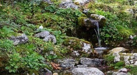 Le sorgenti dei fiumi in Abruzzo: Sorgenti del fiume Tasso per il Lago di Scanno. Il fiume Tasso è un fiume abruzzese che nasce ai piedi del Monte Godi nei pressi di Scanno e termina nel Lago di Scanno. Una frana, staccatasi dal Monte Rava (gruppo montuoso del Genzana), ha ostruito il corso del fiume creando appunto il Lago di Scanno; secondo Tito Livio ciò avvenne nel 217 a.C., mentre studi dell'Università La Sapienza di Roma hanno datato la frana a circa 12.800 anni fa, nel Pleistocene superiore secondo la geocronologia. A valle dello sbarramento naturale il fiume cambia nome in Sagittario. Fra gli affluenti di maggiore rilievo c'è il fosso di Iovana, che solca l'omonimo vallone ad est del Tasso, il Carapale, proveniente da sud-sud-ovest, ed il Pagliarello, le cui valli confluiscono in una. Un altro affluente, di minore interesse, è l'Acque Vive. Nel Carapale furono trovate statuine di Ercole di età romana. In località Le Prata è presente uno sbarramento artificiale che alimenta, tramite condotta forzata, la centrale idroelettrica di Scanno, inaugurata nel 1906.
