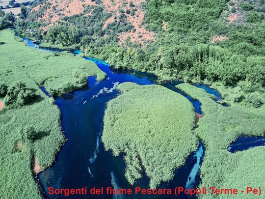 La costa abruzzese è costellata di piccoli porti dove le barche da pesca attraccano la sera per rifornire i tanti ristoranti a conduzione familiare. Da giugno a settembre, l’accoglienza è assicurata da centinaia di strutture ricettive – alberghi, campeggi, residence e appartamenti – soprattutto nella zona nord, mentre le colline retrostanti offrono agriturismi, maneggi e parchi acquatici per una vacanza attiva e stimolante. Le serate si animano tra discoteche, locali romantici, pub e musica dal vivo. L’atmosfera è sempre conviviale, tra passeggiate sul lungomare ombreggiato da palme e pini, e il tradizionale “rito” estivo del gelato. A pochi chilometri dal mare, dolci colline punteggiate da borghi e casali evocano paesaggi tipici della Toscana e dell’Umbria, arricchiti da riserve naturali come quelle del lago di Penne, di Serranella e delle Sorgenti del Pescara.