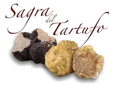 La Sagra del Tartufo di Cellino Attanasio, che si svolge ogni anno nella frazione di Faiete, è un evento che celebra il tartufo, un ingrediente pregiato e simbolo della tradizione gastronomica abruzzese. Nata nel 1992 con l'intento di valorizzare questo prodotto tipico del territorio, la sagra è diventata un appuntamento immancabile per tutti gli amanti della buona cucina e delle tradizioni locali. La manifestazione richiama visitatori non solo dalla provincia di Teramo, ma anche da altre zone d'Abruzzo, desiderosi di scoprire i sapori unici che questa terra è in grado di offrire. Il piatto simbolo della sagra è senza dubbio le tagliatelle al tartufo, un piatto semplice ma ricco di sapore, che conquista ogni palato con la sua semplicità e la qualità degli ingredienti. Le tagliatelle, preparate fresche in modo tradizionale, vengono abbinate al tartufo appena raccolto, una combinazione che rende il piatto assolutamente prelibato. Oltre alle tagliatelle, i visitatori possono gustare anche altre specialità preparate con il tartufo, come l’arista di maiale, le bruschette con il pregiato fungo e formaggi tipici, che esaltano ulteriormente il sapore del tartufo. La sagra offre anche altre pietanze per soddisfare ogni gusto, come salsicce, patatine e formaggio pecorino, garantendo un'esperienza culinaria completa per tutti i partecipanti. La manifestazione non si limita alla gastronomia, ma offre anche un ricco programma di eventi che coinvolge tutta la comunità. Durante le serate, la piazza di Faiete si anima con musica dal vivo e danze popolari, creando un'atmosfera festosa che coinvolge residenti e visitatori. Le melodie tradizionali e i balli tipici dell'Abruzzo diventano occasione di socializzazione, portando tutti a unirsi in un'esperienza collettiva che celebra la cultura e la convivialità. Questo aspetto della sagra è un richiamo alla vita rurale e alle tradizioni delle comunità montane, dove la musica e la danza rappresentano momenti di condivisione e di festa. Oltre alla gastronomia e alla musica, la Sagra del Tartufo di Faiete offre anche altre attrazioni, come esposizioni di moto d'epoca che aggiungono un tocco di nostalgia e curiosità all'evento. Le moto, restaurate con passione, vengono mostrate in una mostra che ripercorre la storia del motociclismo, affascinando gli appassionati e i curiosi. Accanto a questa esposizione, vengono allestiti spazi dedicati all'artigianato locale, dove i visitatori possono acquistare manufatti tipici e scoprire le tradizioni artistiche della zona. Questi elementi arricchiscono ulteriormente l'esperienza, rendendo la sagra un'occasione per scoprire a 360 gradi la cultura di Cellino Attanasio. La Sagra del Tartufo è dunque una manifestazione che rappresenta un perfetto equilibrio tra tradizione gastronomica, cultura popolare e intrattenimento. Ogni anno, la festa accoglie visitatori in cerca di autenticità e di un'esperienza che li faccia entrare in contatto con la vera essenza della montagna abruzzese. Grazie alla sua offerta variegata e coinvolgente, la sagra è diventata uno degli eventi più importanti di Cellino Attanasio e un appuntamento imperdibile per chi vuole scoprire le tradizioni culinarie e folkloristiche dell'Abruzzo.