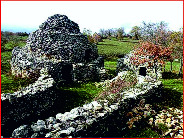 I Tholos di Roccamorice: antiche architetture della Maiella (Pe). I tholos di Roccamorice, in provincia di Pescara, rappresentano una delle testimonianze più affascinanti dell'architettura rurale tradizionale dell'Abruzzo. Queste caratteristiche costruzioni in pietra a secco, dalla tipica forma circolare con copertura a falsa cupola, venivano realizzate senza l'impiego di malta, sfruttando esclusivamente l'abilità degli antichi maestri nel disporre le pietre in perfetto equilibrio. Diffusi soprattutto nel territorio del Parco Nazionale della Maiella, i tholos erano utilizzati dai pastori e dai contadini come rifugi temporanei durante le attività agricole e la pastorizia, ma anche come depositi per attrezzi e prodotti della terra. La loro struttura, perfettamente integrata nel paesaggio montano, testimonia un sapere costruttivo tramandato per generazioni e ancora oggi suscita interesse per la sua semplicità ed efficacia. Passeggiando tra i sentieri che circondano Roccamorice è possibile ammirare numerosi tholos, immersi in un ambiente naturale di straordinaria bellezza, dove boschi, pareti rocciose e antichi tratturi raccontano la storia delle comunità locali. Queste costruzioni sono diventate un simbolo dell'identità culturale della Maiella e rappresentano una meta ideale per gli appassionati di escursionismo, fotografia e turismo lento. La loro conservazione è fondamentale per preservare un patrimonio architettonico unico, capace di raccontare il legame tra l'uomo e il territorio montano abruzzese. Visitare i tholos di Roccamorice significa compiere un viaggio nella storia, riscoprendo tecniche costruttive antiche e uno stile di vita profondamente legato alla natura e alle tradizioni della provincia di Pescara.