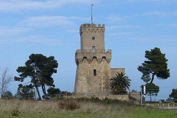 La Torre di Cerrano, una sentinella del passato in Abruzzo. La Torre di Cerrano è una delle principali torri di avvistamento che punteggiano la costa del Medio Adriatico, un esempio di come la regione si sia protetta dalle incursioni piratesche durante il Medioevo. A partire dalla metà del XVI secolo, queste torri divennero fondamentali per garantire la sicurezza delle popolazioni costiere, minacciate principalmente dalle razzie dei pirati ottomani. La Torre di Cerrano, situata nel comune di Pineto, è testimone di questo sistema difensivo, che comprendeva una rete di torri posizionate lungo la costa, in modo che ogni torre fosse visibile dalla precedente e dalla successiva, creando una catena di comunicazione rapida per segnalare il pericolo. Le torri di avvistamento, tra cui la Torre di Cerrano, erano progettate per essere robuste e funzionali, realizzate principalmente con materiali locali come la pietra e i mattoni. La forma di queste strutture, che spesso presentavano una base quadrata o circolare e sporgenze difensive come beccatelli e caditoie, aveva lo scopo di respingere eventuali attacchi. Oltre a fungere da punto di avvistamento, molte torri erano dotate di spazi interni che ospitavano guarnigioni e magazzini per le munizioni. La Torre di Cerrano, in particolare, faceva parte di una rete di difesa costiera che permetteva una sorveglianza continua e tempestiva, fondamentale per la protezione della popolazione locale. Col passare dei secoli, la funzione militare delle torri cominciò a declinare, e alcune di esse, tra cui la Torre di Cerrano, vennero adattate ad usi civili. La torre divenne così un simbolo della presenza statale e della protezione delle coste, un elemento tangibile della volontà di difendere il territorio. Con il tempo, molte torri divennero anche residenze private o sedi istituzionali, trasformandosi in luoghi di memoria storica. La Torre di Cerrano, pur mantenendo il suo aspetto originario, è oggi un’importante attrazione turistica, che continua a raccontare le storie di difesa e protezione della regione. Oggi, la Torre di Cerrano, insieme alle altre torri di avvistamento del Medio Adriatico, rappresenta un patrimonio culturale di grande valore, un legame con un passato in cui la sicurezza delle coste era una priorità assoluta. La sua conservazione e valorizzazione sono essenziali per preservare un'importante testimonianza storica dell’ingegno difensivo e delle sfide che le popolazioni costiere affrontavano nei secoli passati. La Torre di Cerrano non è solo un edificio storico, ma un simbolo della resilienza e della determinazione della regione nel proteggere i suoi abitanti e il suo territorio.
