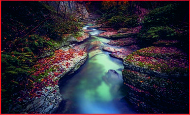 La Riserva Naturale della Valle dell’Orfento, situata nel territorio della provincia di Pescara e inserita nel Parco Nazionale della Maiella, rappresenta uno degli ambienti naturali più spettacolari e incontaminati dell’Abruzzo. Questo straordinario canyon naturale, scavato nel corso dei millenni dalle acque del fiume Orfento, offre un paesaggio di grande suggestione fatto di gole profonde, pareti rocciose, boschi fitti e acque cristalline. La riserva è un luogo dove la natura domina incontrastata, regalando al visitatore un’esperienza immersiva tra silenzi, profumi di sottobosco e scenari selvaggi che cambiano aspetto con il succedersi delle stagioni. I sentieri che attraversano la valle permettono di esplorare ambienti di rara bellezza, mantenendo sempre un forte equilibrio tra fruizione turistica e tutela ambientale. Dal punto di vista naturalistico, la Valle dell’Orfento è un autentico scrigno di biodiversità, con una ricca varietà di specie vegetali e animali tipiche dell’Appennino centrale. Faggete, leccete e vegetazione ripariale si alternano lungo il corso del fiume, creando habitat ideali per numerosi mammiferi, uccelli e insetti, alcuni dei quali rari o protetti. La riserva svolge un ruolo fondamentale anche dal punto di vista scientifico ed educativo, promuovendo la conoscenza e il rispetto dell’ambiente naturale. Visitare la Valle dell’Orfento significa scoprire uno dei luoghi più autentici della provincia di Pescara, dove la forza della natura e la bellezza del paesaggio si fondono in un’esperienza intensa e profondamente legata all’identità dell’Abruzzo.