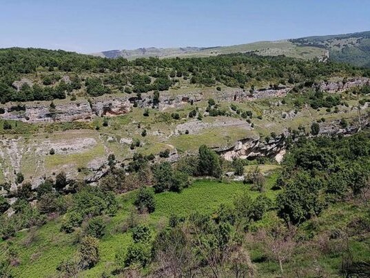 La Valle Giumentina, che si trova poco prima di giungere a Roccamorice, è un angolo nascosto della montagna abruzzese che racconta una storia geologica e umana straordinaria. Un tempo, mezzo milione di anni fa, questa valle ospitava un grande lago alimentato dal fiume che oggi scorre attraverso la gola dell’Orfento. La sua conformazione lacustre ha attratto i primi gruppi di uomini preistorici, che trovarono in questo ambiente un rifugio ideale grazie alla presenza di acqua dolce, animali da cacciare e abbondanti giacimenti di selce nei dintorni, utilizzata per costruire strumenti e armi. Questa zona, che un tempo fu teatro di insediamenti umani primordiali, conserva ancora tracce tangibili del passato. Oltre ai resti geologici, nella valle si trovano capanne a tholos e pozzi in pietra, testimonianze di una successiva presenza di pastori e contadini che si stabilirono nella regione secoli dopo i primi abitanti. Le capanne a tholos, con la loro struttura a forma di cupola, sono l’emblema di una vita semplice e in armonia con la natura montana, mentre i pozzi testimoniano la cura e la capacità di sfruttare le risorse naturali per le esigenze quotidiane. Il paesaggio che circonda la Valle Giumentina è un incanto per gli occhi. L'ambiente montano è caratterizzato da verdi distese di prati e formazioni rocciose che si stagliano contro il cielo, creando un panorama che trasmette un senso di tranquillità e isolamento. Nonostante la bellezza selvaggia e primitiva del luogo, la valle è un richiamo costante per chi desidera immergersi nella storia e nella natura, scoprendo un angolo d'Abruzzo che non è mai stato del tutto trasformato dall'uomo. Oggi, la Valle Giumentina è un luogo che racchiude in sé il fascino di un passato remoto e l'intatta bellezza della natura. È un punto d'incontro tra la storia preistorica e la tradizione pastorale che ha segnato la vita di queste terre. Con la sua ricca biodiversità e il suo silenzioso respiro, la valle offre ai visitatori non solo un tuffo nel passato, ma anche un'opportunità di connessione con l'anima selvaggia e autentica della montagna abruzzese.