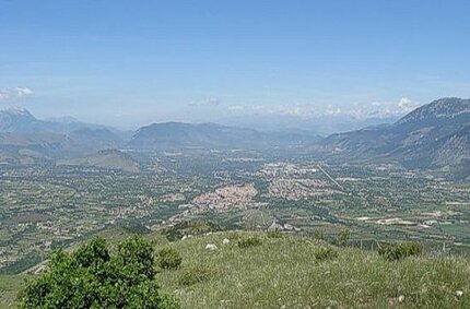 La Valle Peligna in Abruzzo La Valle Peligna è una delle aree più affascinanti dell'Abruzzo, situata nel cuore della regione, tra le catene montuose della Maiella, del Sirente e del Morrone. Questo territorio, caratterizzato da un'ampia conca pianeggiante a circa 400 metri di altitudine, ha una storia ricca e un panorama unico che mescola bellezza naturale e cultura millenaria. Nota per essere stata un antico lago prosciugatosi nel corso dei millenni, la valle presenta oggi un paesaggio vario e fertile, attraversato dal fiume Aterno-Pescara e costellato di oliveti, vigneti e piccoli borghi. È un luogo ideale per chi ama la natura e vuole esplorare la cultura abruzzese, grazie alla varietà di esperienze offerte, che spaziano dall'escursionismo alle visite storiche. Sulmona, la città principale della valle, è famosa per essere la patria del poeta latino Ovidio e per la tradizione dei confetti, ancora oggi realizzati con tecniche artigianali. Il centro storico di Sulmona conserva tesori architettonici come la Cattedrale di San Panfilo, il Complesso dell'Annunziata e il maestoso acquedotto medievale, rendendo la città un punto di riferimento culturale nella regione. La Valle Peligna è anche una porta d’accesso a paesaggi spettacolari, grazie alla vicinanza con parchi naturali come il Parco Nazionale della Maiella. Escursionisti e amanti dell’outdoor possono esplorare i sentieri che conducono al monte Morrone o alle Gole di San Venanzio, mentre gli appassionati di storia possono visitare siti come gli eremi celestiniani e il sito archeologico di Corfinium, antica capitale della Lega Italica. Rinomata anche per i suoi prodotti tipici, come l’olio extravergine d’oliva e i vini Montepulciano d'Abruzzo e Trebbiano, la Valle Peligna offre una combinazione perfetta di natura, storia e gastronomia. Un viaggio in questa valle è un’esperienza completa, che regala ai visitatori un assaggio dell'autenticità e della bellezza dell’Abruzzo.