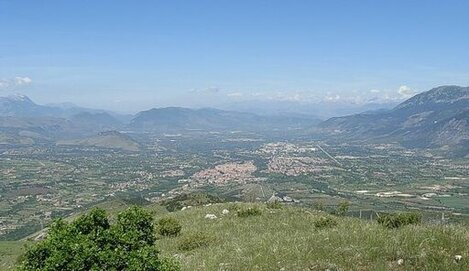 Trekking nelle valli dell’Abruzzo: Valle Peligna. Trekking nelle valli d’Abruzzo: la magia della Valle Peligna Nel cuore dell’Abruzzo, la Valle Peligna si apre come un ampio anfiteatro naturale circondato dalle maestose cime della Majella, del Morrone e del Sirente. Questa vallata, modellata da antichi fenomeni carsici e attraversata dal fiume Sagittario, offre uno scenario ideale per chi ama il trekking tra natura, storia e paesaggi mozzafiato. I sentieri si snodano tra boschi di faggi e castagni, prati d’alta quota e panorami che si aprono improvvisamente su borghi storici come Sulmona, Introdacqua e Pettorano sul Gizio, luoghi che conservano intatta l’anima autentica dell’Abruzzo montano. Camminare nella Valle Peligna significa immergersi in un ambiente dove la natura si intreccia con la cultura e le tradizioni. Lungo i percorsi si incontrano antichi eremi, mulattiere romane e vecchi tratturi, testimonianze di un passato pastorale ancora vivo nella memoria locale. In ogni stagione il trekking qui regala emozioni diverse: i colori caldi dell’autunno, la fioritura primaverile e le cime innevate che si specchiano sul paesaggio invernale. Un’esperienza che invita alla lentezza, al silenzio e alla scoperta di un Abruzzo genuino, dove la montagna racconta la sua storia passo dopo passo.