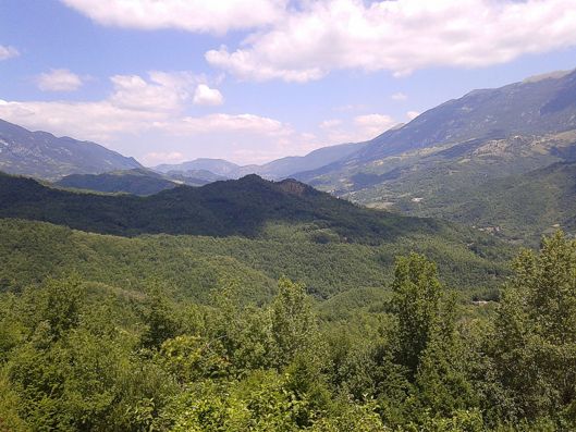 La Valle Roveto, incastonata nella Marsica, è una meta poco conosciuta ma di una bellezza straordinaria, capace di conquistare chiunque decida di esplorarla. Questa valle, attraversata dal fiume Liri, offre oltre 30 chilometri di sentieri che si snodano tra paesaggi selvaggi e borghi antichi, incastonati tra le montagne e protetti dalle alture che li circondano. I borghi della Valle Roveto, come Morino, sono luoghi autentici, ricchi di storia e tradizioni, dove il tempo sembra essersi fermato. Passeggiando per le vie di questi piccoli centri, si respira un’atmosfera tranquilla e genuina, lontana dalla frenesia del mondo moderno. Un vero spettacolo naturale della valle è la cascata di Zompo lo Schioppo, una delle cascate più alte e affascinanti dell’Abruzzo. Il nome, che deriva dal termine dialettale "zompo" (salto), descrive perfettamente il suo impressionante salto di quasi 100 metri. Questo luogo, parte integrante della Riserva Naturale di Zompo lo Schioppo, è una delle meraviglie naturali che rende unica la valle. Il periodo migliore per ammirare la cascata è la primavera, quando le acque sono più abbondanti, ma anche in autunno il paesaggio è mozzafiato. La cascata è solo una delle tante meraviglie che la riserva offre ai suoi visitatori, rendendo ogni angolo un piccolo angolo di paradiso. La Riserva Naturale di Zompo lo Schioppo, situata nel comune di Morino, è un’area protetta che racchiude una grande varietà di flora e fauna, tipica della montagna appenninica. I boschi secolari di faggi e altre essenze contribuiscono a creare un paesaggio incantevole, che durante le escursioni rivela la bellezza della natura incontaminata. Qui, oltre a fare lunghe passeggiate nei sentieri, è possibile osservare tracce di fauna selvatica, come il lupo e il gatto selvatico, e ammirare la flora tipica delle montagne abruzzesi. La riserva offre anche diverse aree attrezzate, dove i visitatori possono riposarsi, fare picnic e, in alcuni casi, pernottare in rifugi immersi nella natura. Il trekking nella Valle Roveto è un’esperienza che unisce l’amore per la natura alla scoperta di tradizioni e luoghi incontaminati. I sentieri che attraversano la riserva e i borghi circostanti sono percorribili da escursionisti di ogni livello, e offrono panorami mozzafiato a ogni passo. Tra le escursioni più apprezzate c’è il Sentiero C, che conduce all’Anello della Cascata, un percorso che permette di ammirare da vicino la potenza della cascata di Zompo lo Schioppo. La Valle Roveto è quindi una meta ideale per chi cerca un contatto profondo con la natura, dove la bellezza paesaggistica e la storia si fondono in un’esperienza indimenticabile.