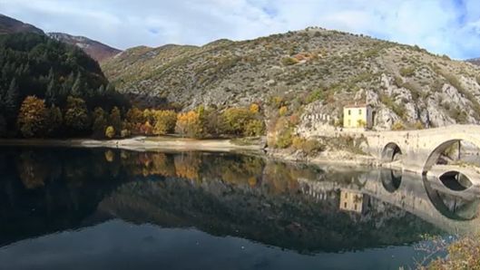 Trekking nelle valli dell’Abruzzo: Valle del Sagittario. Trekking nelle valli d’Abruzzo: la Valle del Sagittario. La Valle del Sagittario è un angolo di natura incontaminata incastonato tra le montagne dell’Abruzzo, un luogo in cui il paesaggio si manifesta in tutta la sua forza e bellezza. Il fiume Sagittario, con le sue acque limpide e impetuose, ha modellato nel corso dei millenni gole profonde e pareti rocciose spettacolari, dando vita a uno scenario unico e suggestivo. Qui il trekking diventa un’esperienza immersiva, in cui il cammino si snoda tra sentieri che attraversano boschi secolari, radure fiorite e strapiombi mozzafiato, offrendo agli escursionisti un contatto diretto con la natura più autentica. Il percorso più affascinante della valle è quello che si inoltra nelle Gole del Sagittario, un canyon naturale che incanta per la sua imponenza e per i suoi giochi di luce tra rocce e vegetazione. Ogni tratto del sentiero regala panorami indimenticabili, con il suono delle cascate che riecheggia tra le pareti rocciose e l’aria fresca che accompagna l’escursionista lungo il tragitto. In questo ambiente unico, la flora e la fauna trovano il loro habitat ideale: tra i rami degli alberi si possono scorgere rapaci in volo, mentre nelle acque del fiume si riflettono le sfumature intense della natura circostante. Lungo il cammino, la presenza dei borghi che punteggiano la valle arricchisce l’esperienza con un tocco di storia e tradizione. Scanno, con le sue stradine in pietra e le case antiche, racconta storie di un passato legato alla pastorizia e all’artigianato locale. Più avanti, Castrovalva si presenta come un piccolo gioiello incastonato nella roccia, un borgo sospeso nel tempo che incantò persino il celebre artista Escher, il quale ne rimase affascinato al punto da immortalarlo nelle sue opere. Il trekking nella Valle del Sagittario non è solo un viaggio nella natura, ma anche un percorso tra la memoria e la cultura di luoghi senza tempo. Ogni passo in questa valle rappresenta una scoperta, un incontro con la bellezza selvaggia e con le storie incise nelle pietre dei borghi. Il rumore dell’acqua che scorre, il vento che accarezza le cime degli alberi e i colori intensi delle stagioni rendono il trekking in questo angolo d’Abruzzo un’esperienza unica e irripetibile. Tra avventura e contemplazione, la Valle del Sagittario attende coloro che desiderano perdersi nella sua straordinaria armonia tra uomo e natura.